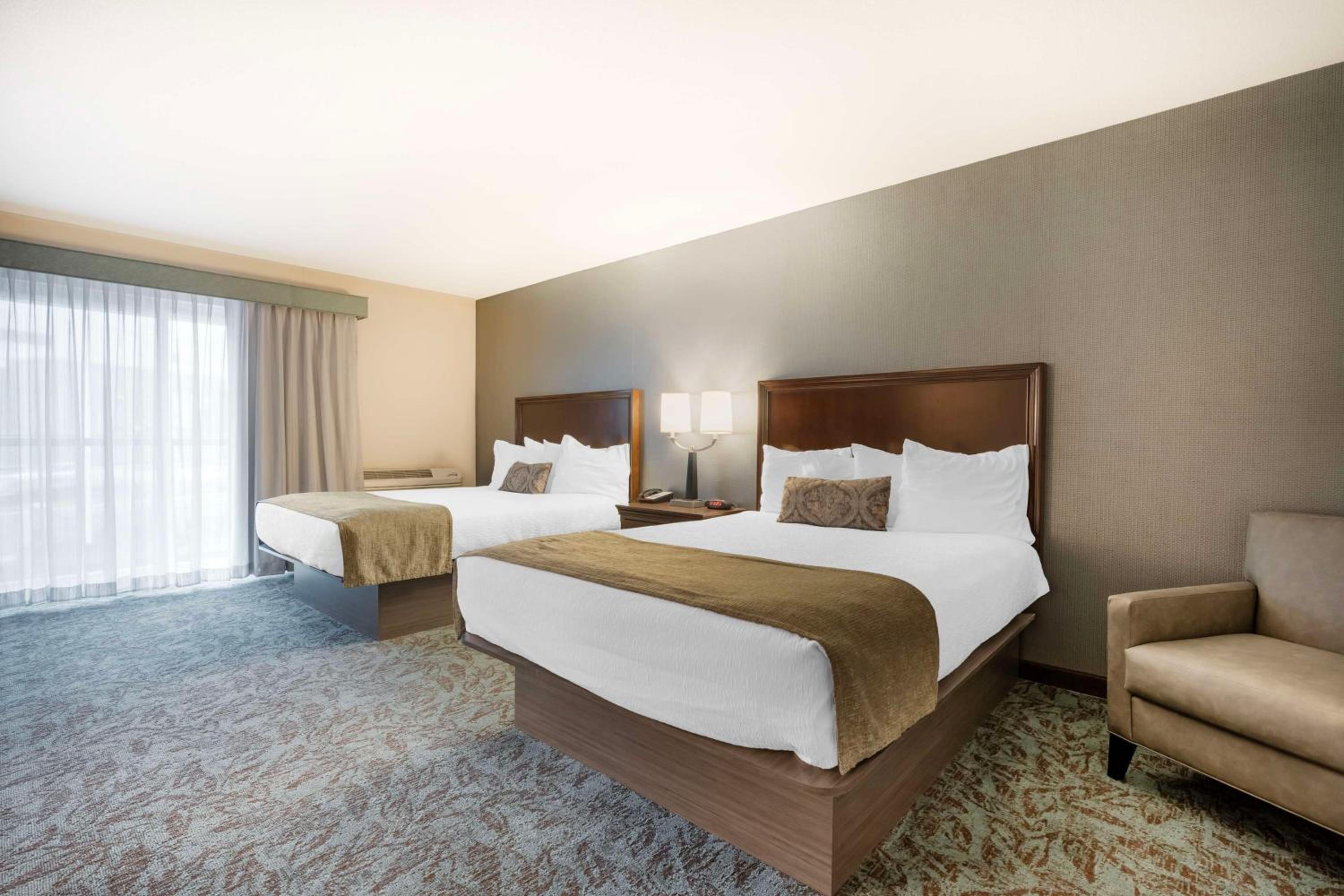 One-Bedroom Queen Suite with Two Queen Beds - Non-smoking - Photo 1