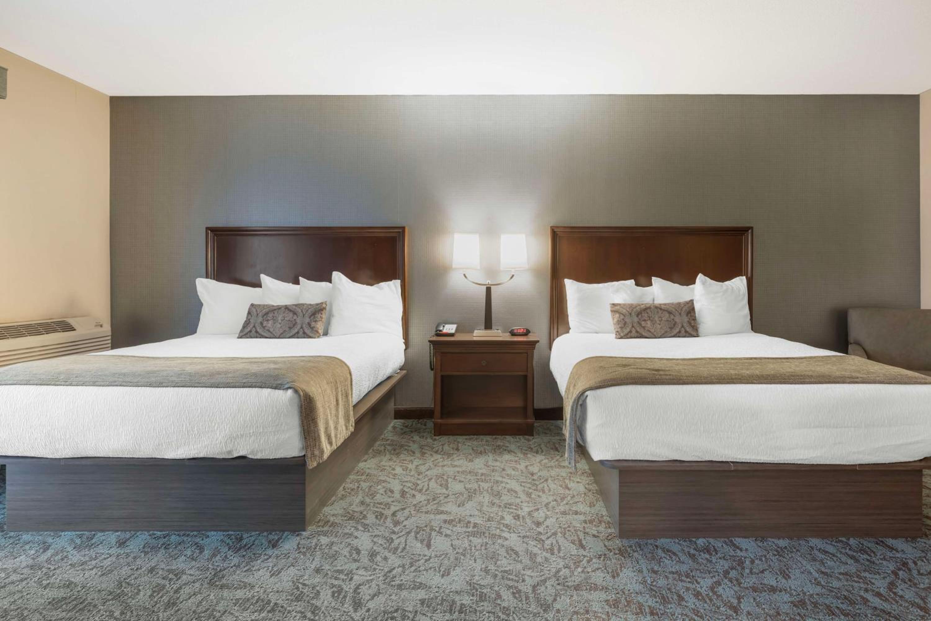 One-Bedroom Queen Suite with Two Queen Beds - Non-smoking - Photo 2