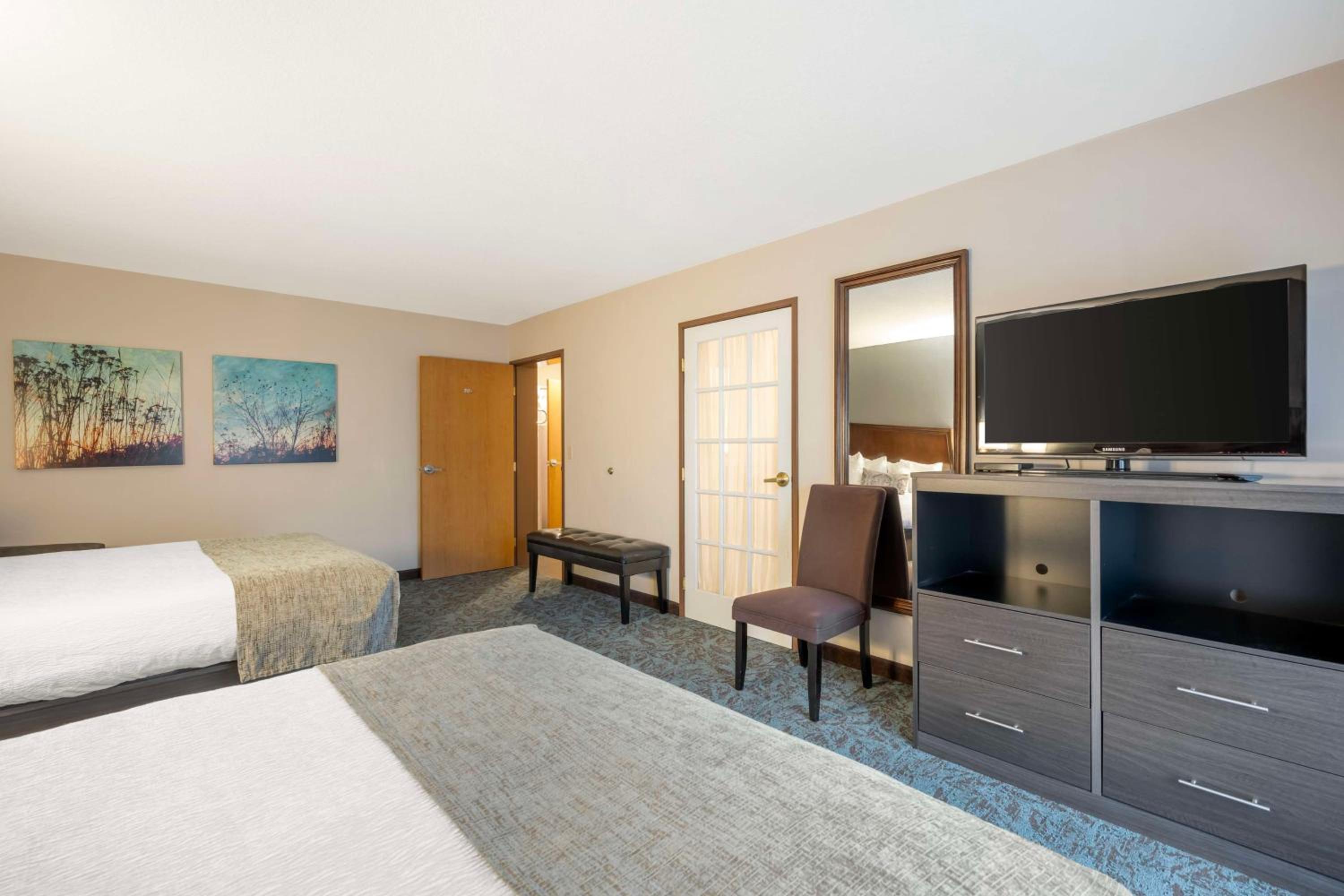 One-Bedroom Queen Suite with Two Queen Beds - Non-smoking - Photo 9