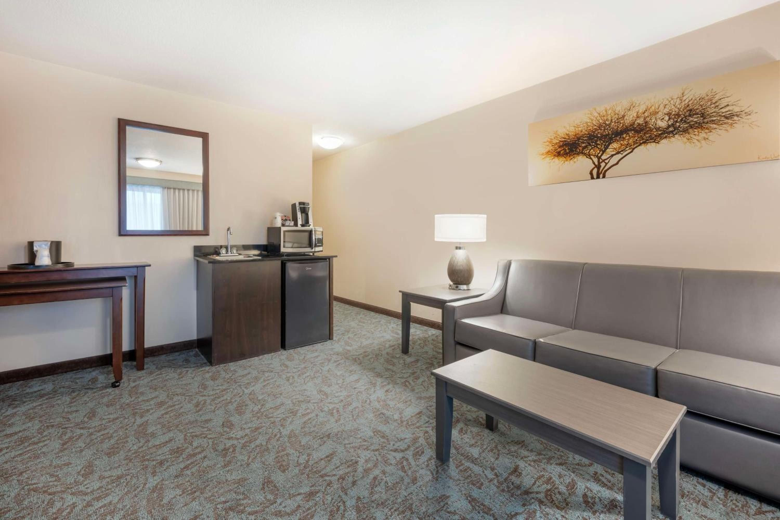 One-Bedroom Queen Suite with Two Queen Beds - Non-smoking - Photo 4