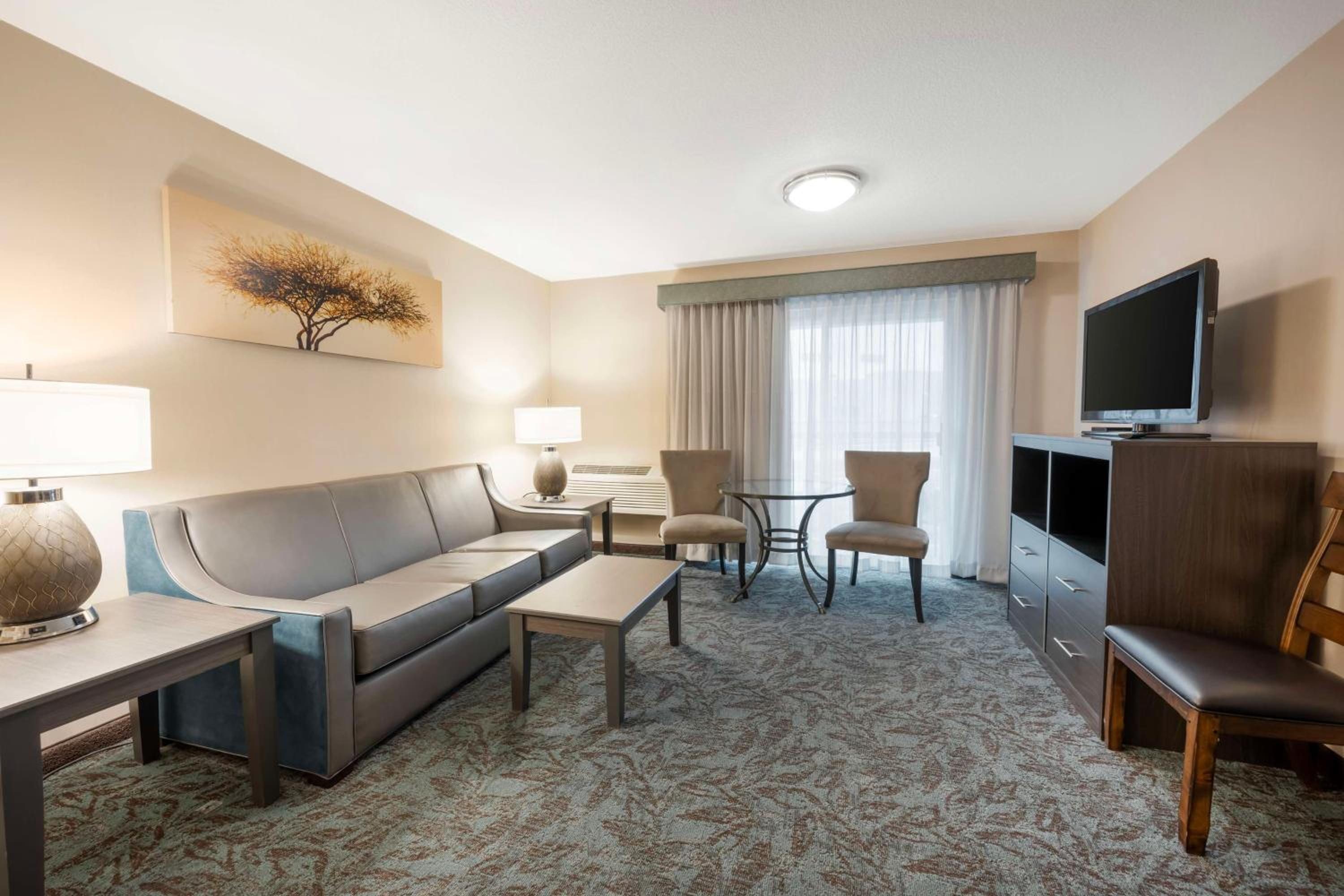 One-Bedroom Queen Suite with Two Queen Beds - Non-smoking - Photo 3