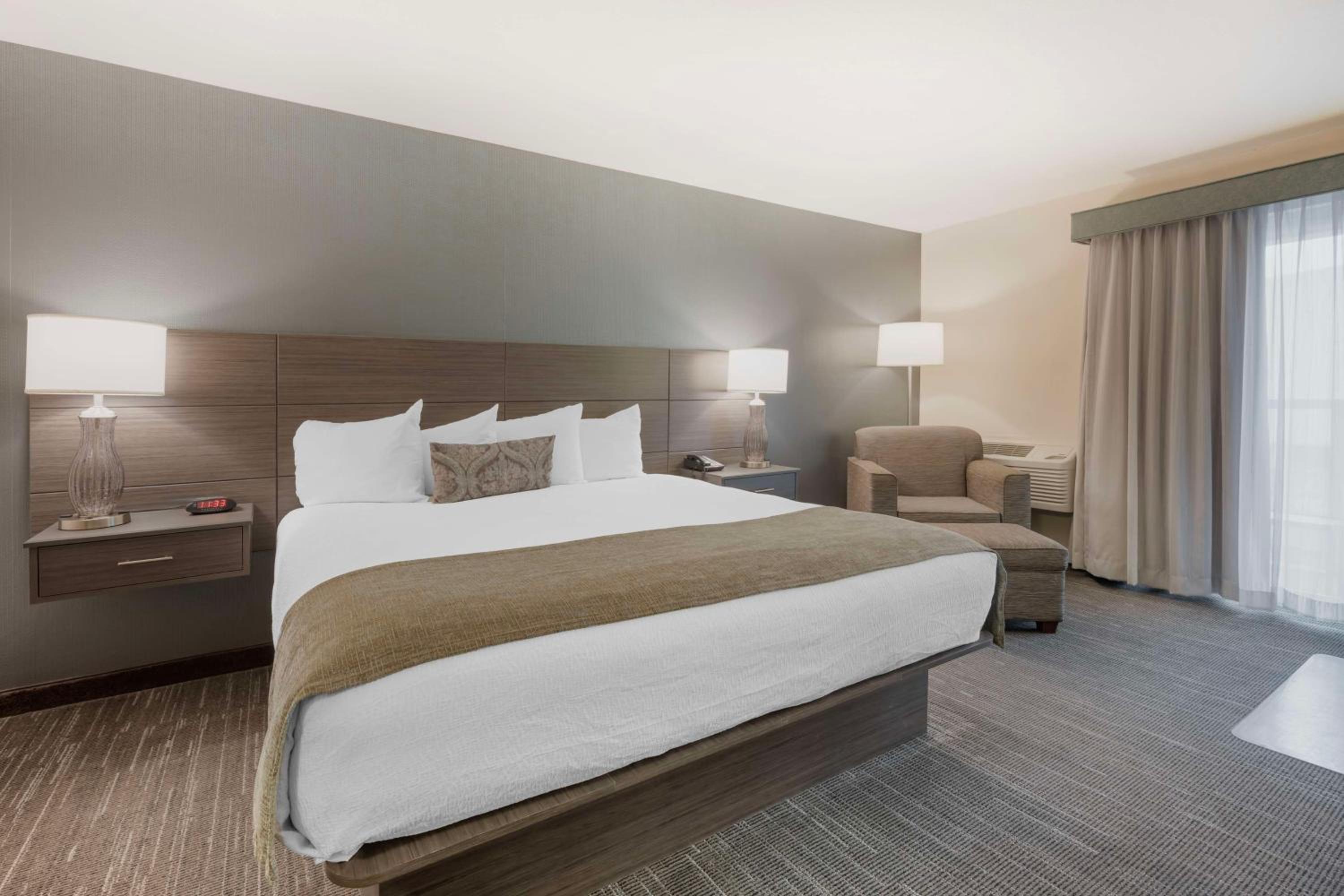 King Room with Balcony - Non-Smoking - Photo 6