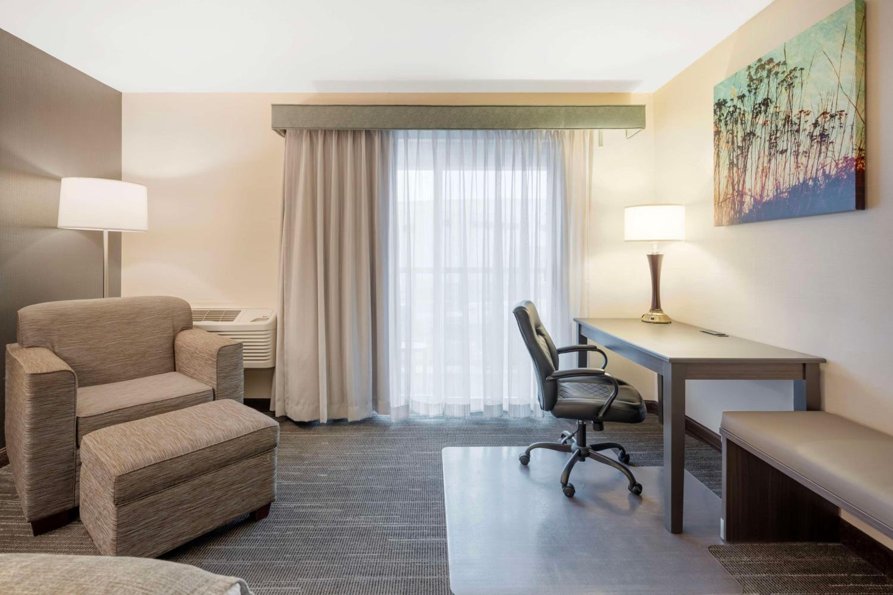 King Room with Balcony - Non-Smoking - Photo 7
