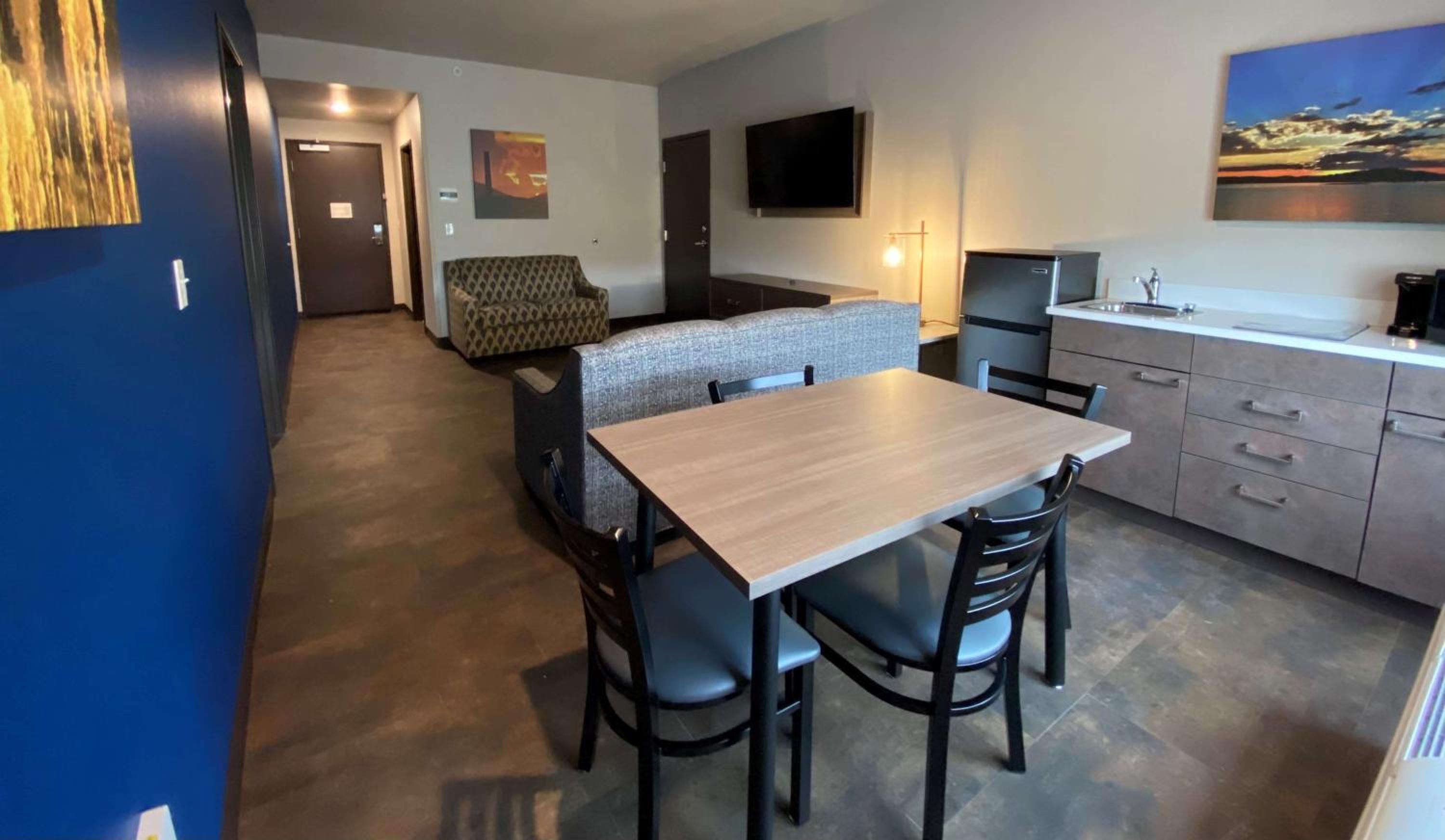 One-Bedroom King Suite - Photo 6