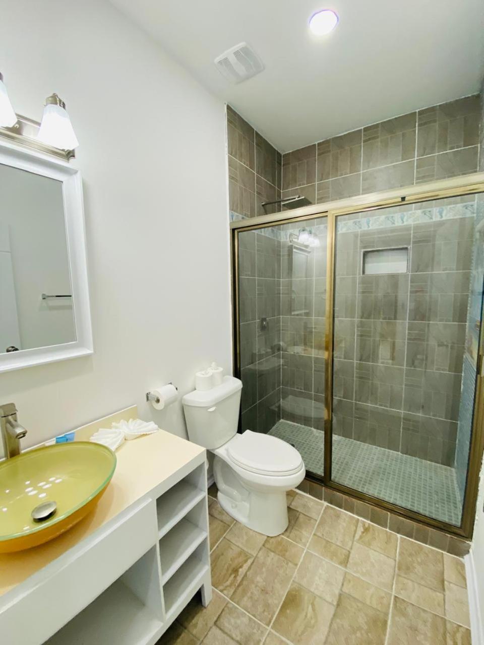 Queen Room photo 1