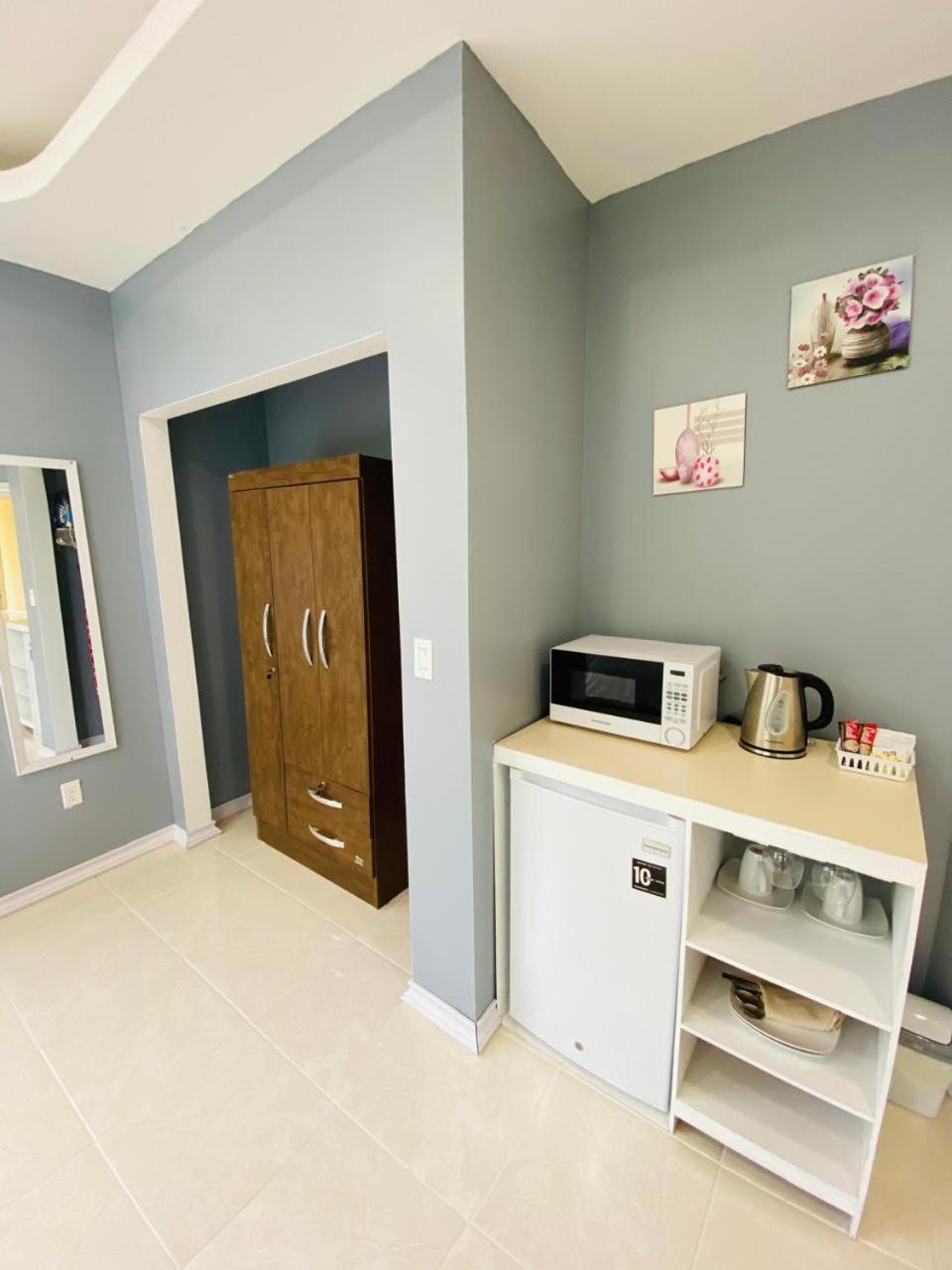 Queen Room photo 2