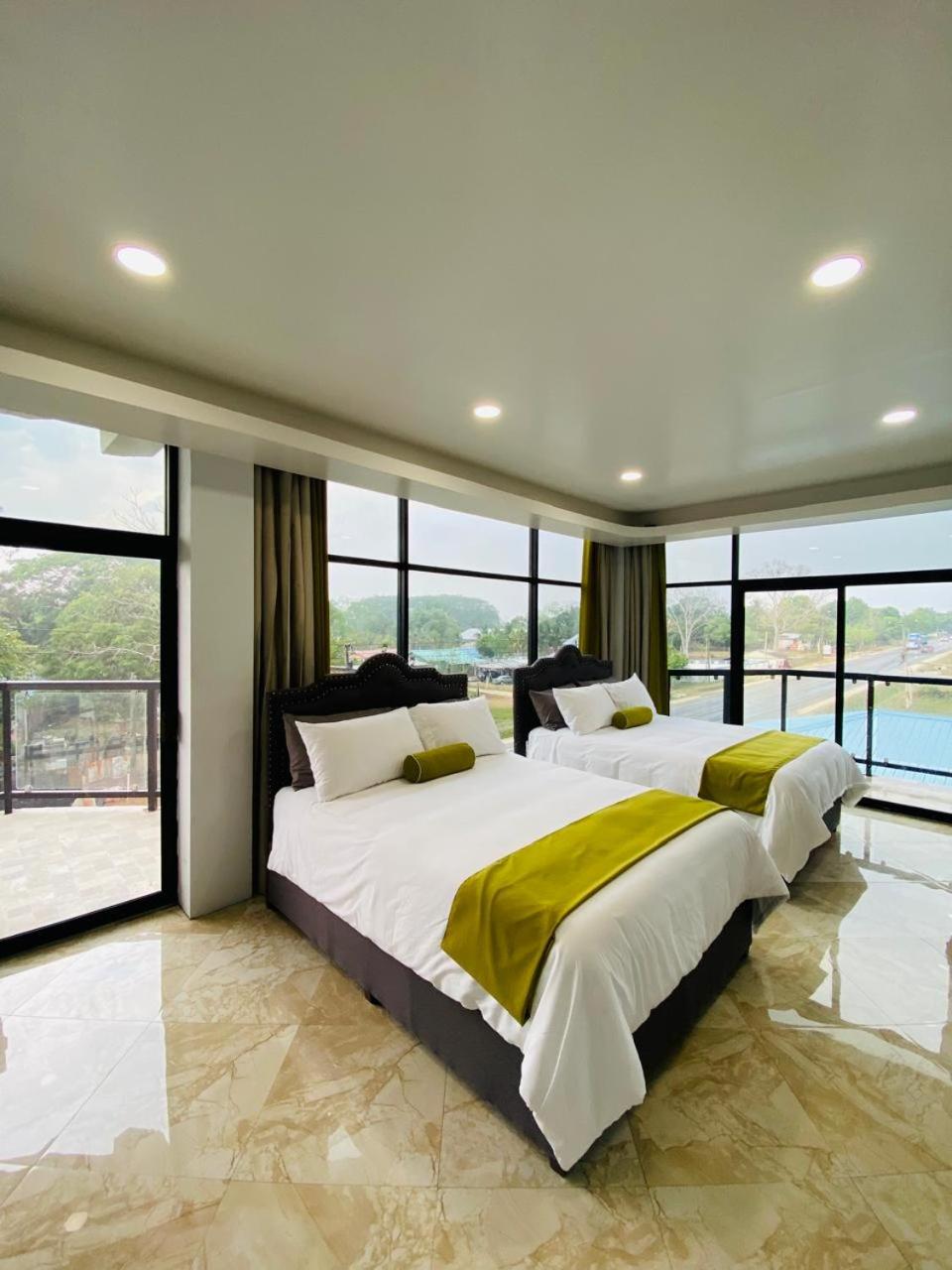 Queen Room photo 1