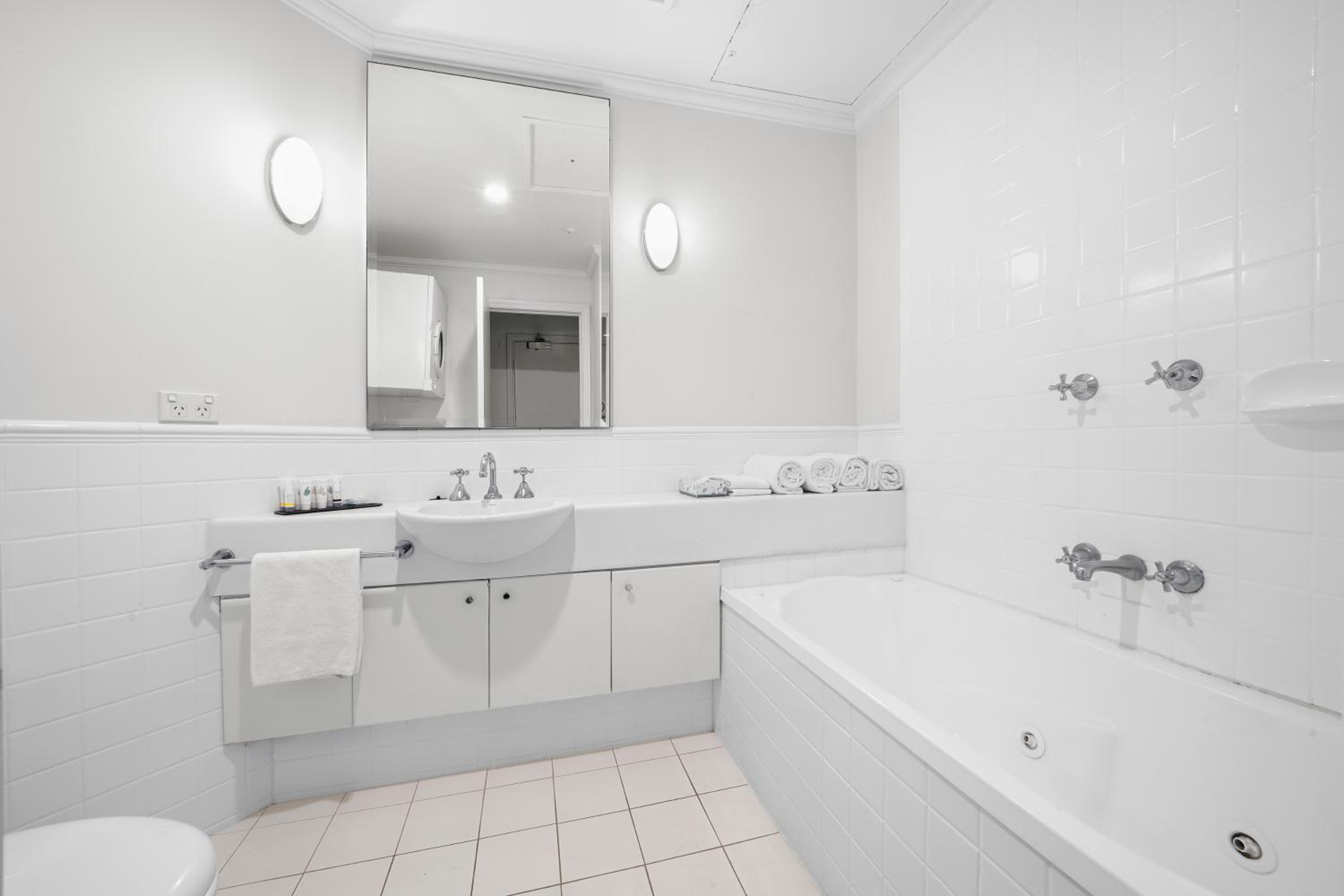Two Bedroom Deluxe Apartment - Photo 11
