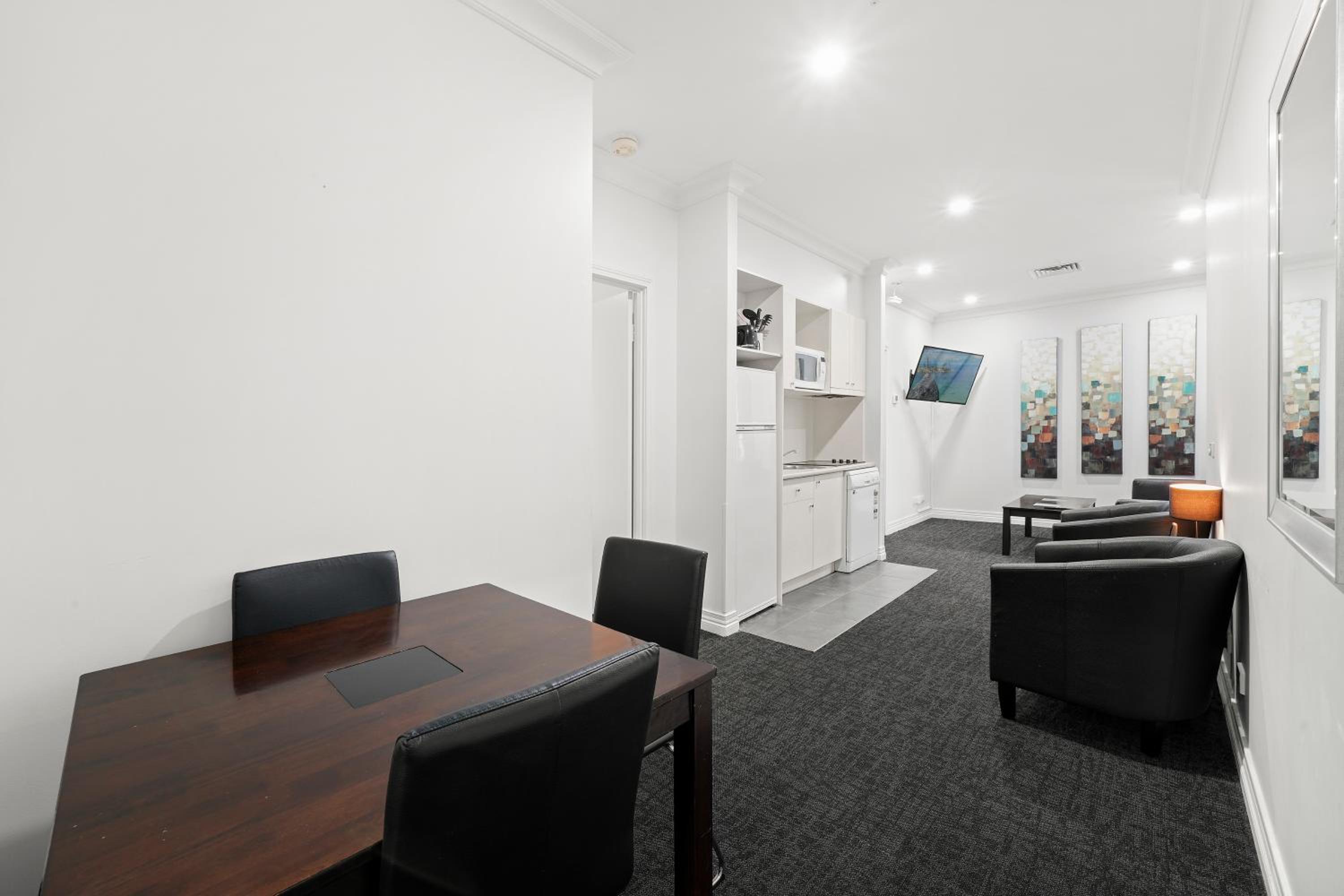 Two Bedroom Deluxe Apartment - Photo 19
