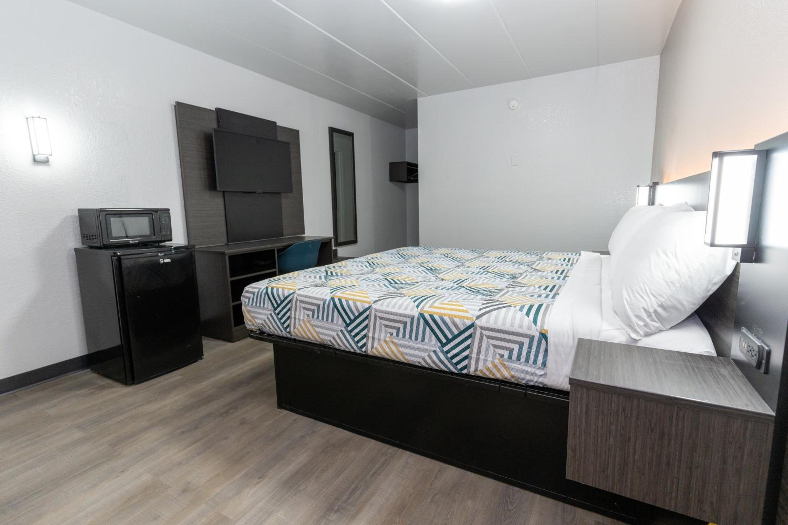 Deluxe King Room - Non-Smoking - Photo 7