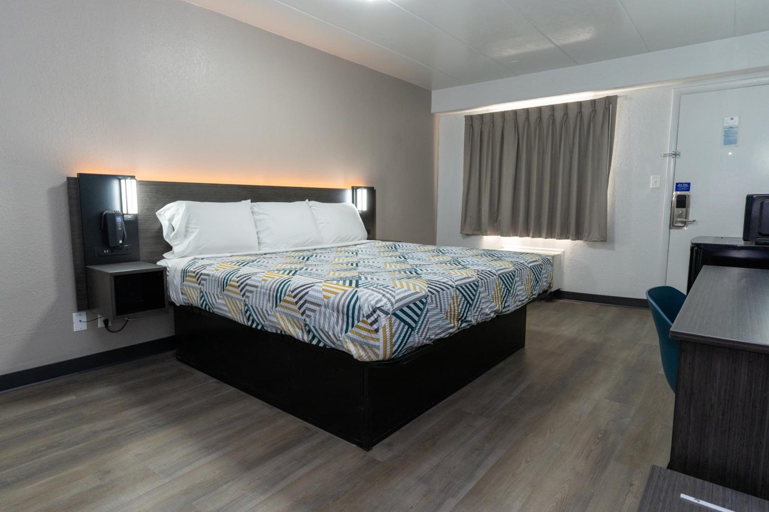 Deluxe King Room - Non-Smoking - Photo 5