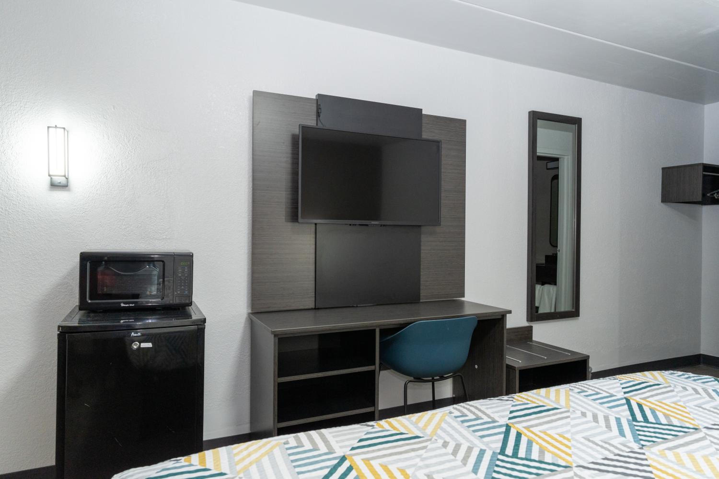 Deluxe King Room - Non-Smoking - Photo 8