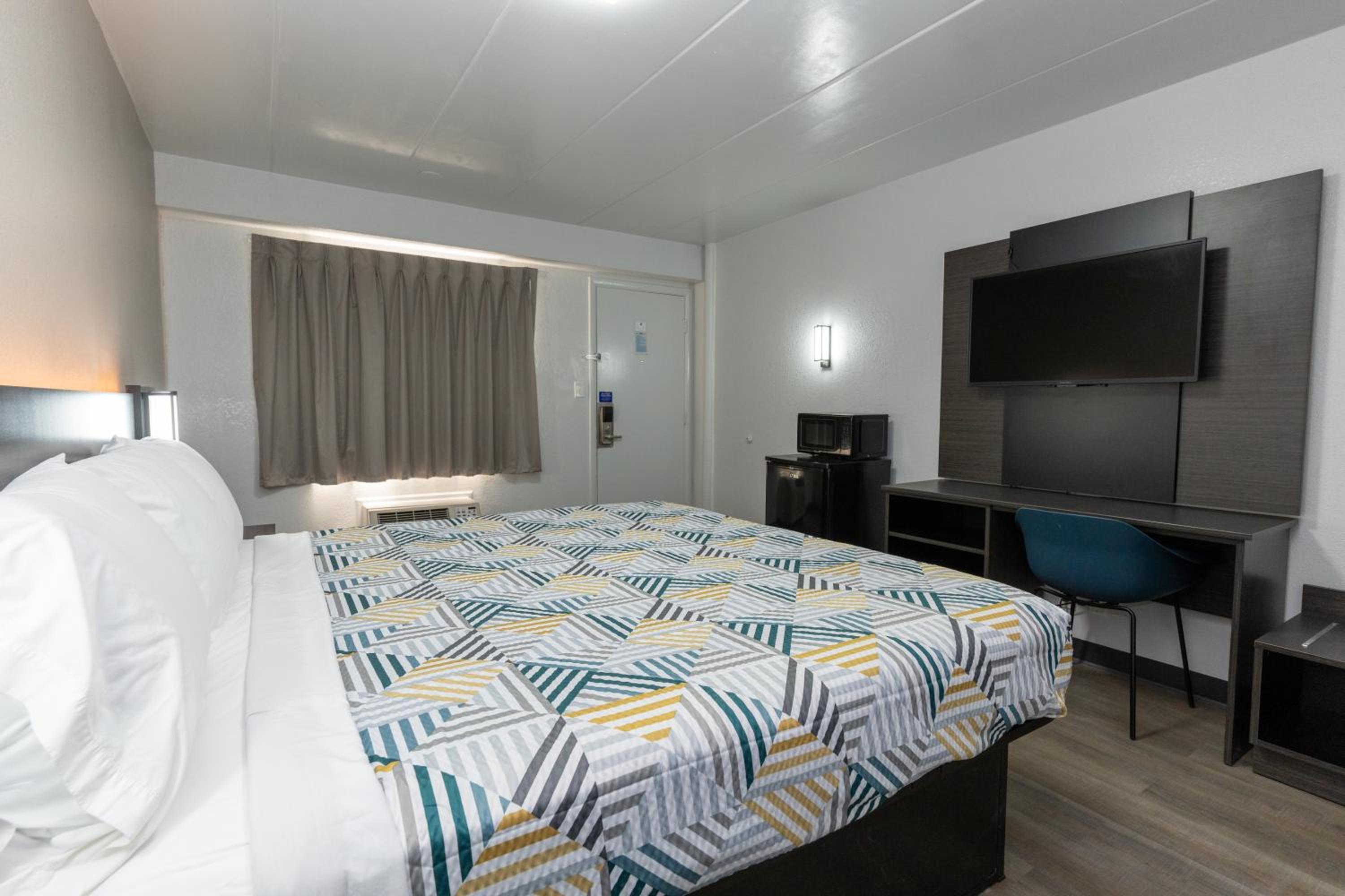 Deluxe King Room - Non-Smoking - Photo 6