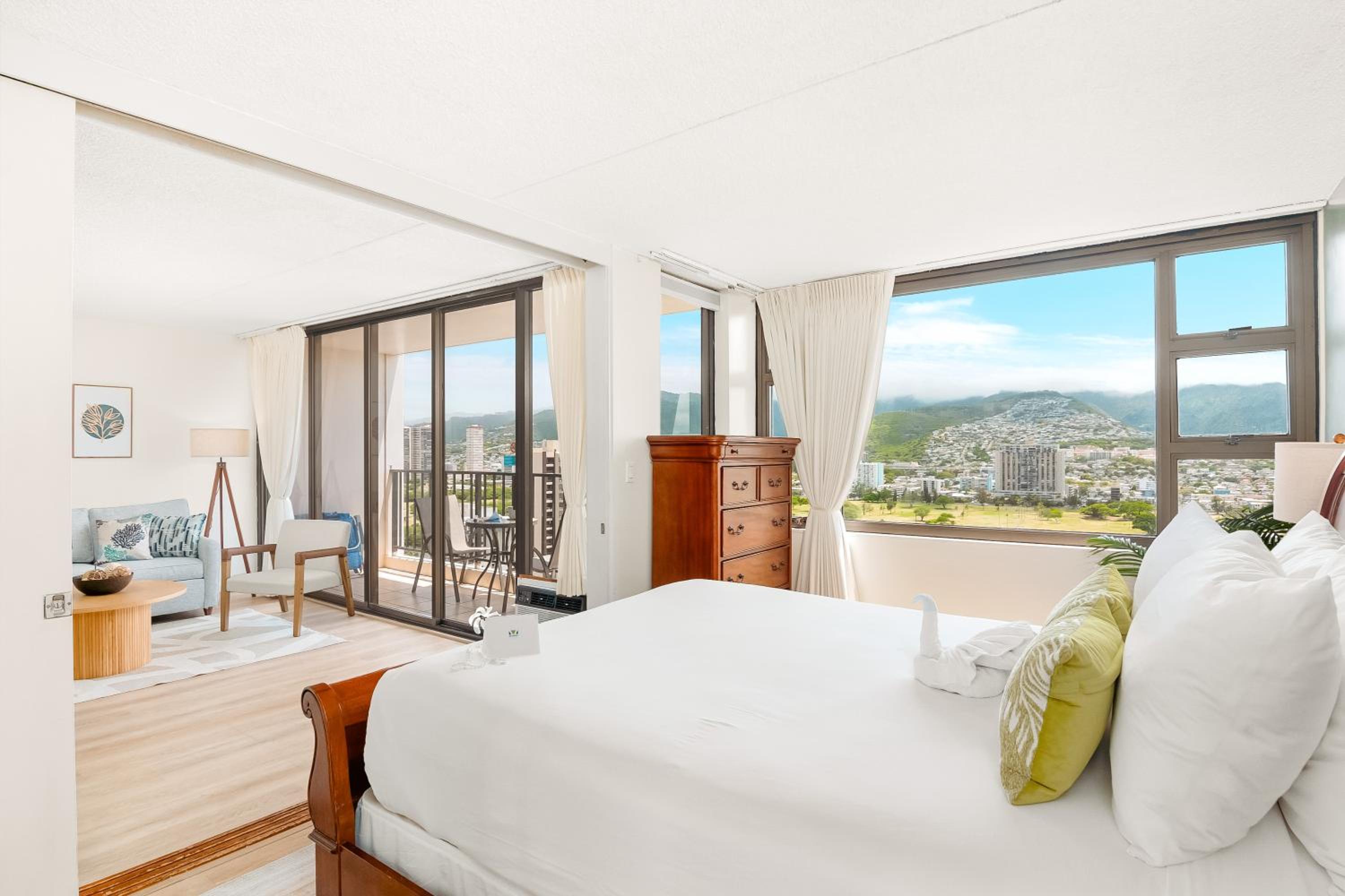 Free Parking, Close to Waikiki Beach, Pool & Hot Tub: One-Bedroom Apartment with Balcony and Mountain View photo