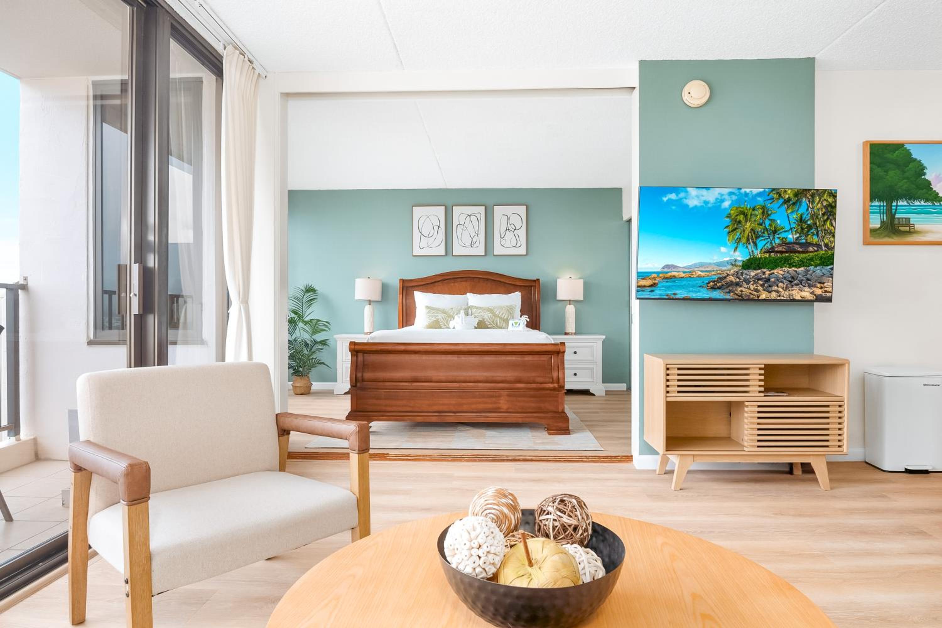 Free Parking, Close to Waikiki Beach, Pool & Hot Tub: One-Bedroom Apartment with Balcony and Mountain View photo