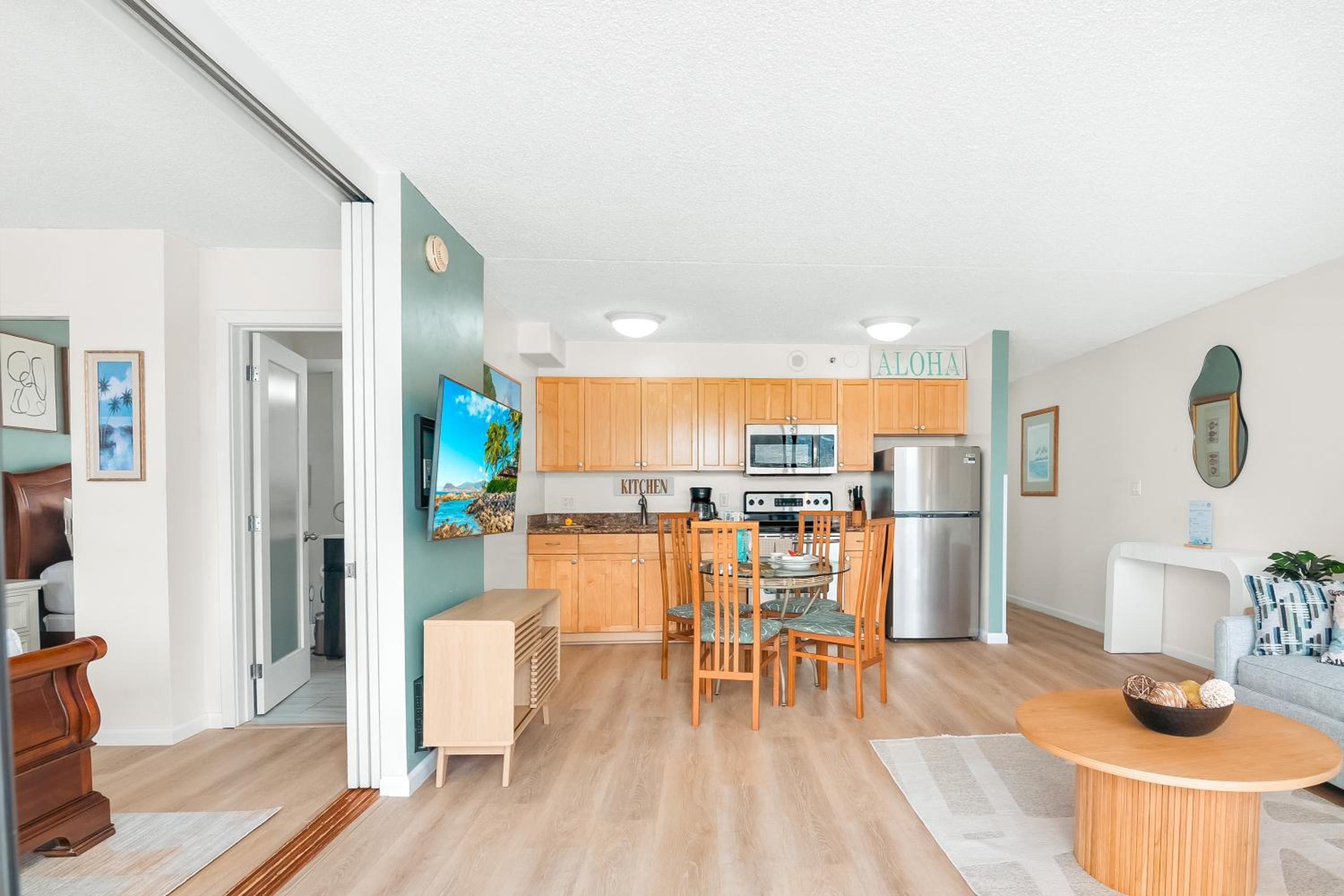Free Parking, Close to Waikiki Beach, Pool & Hot Tub: One-Bedroom Apartment with Balcony and Mountain View photo