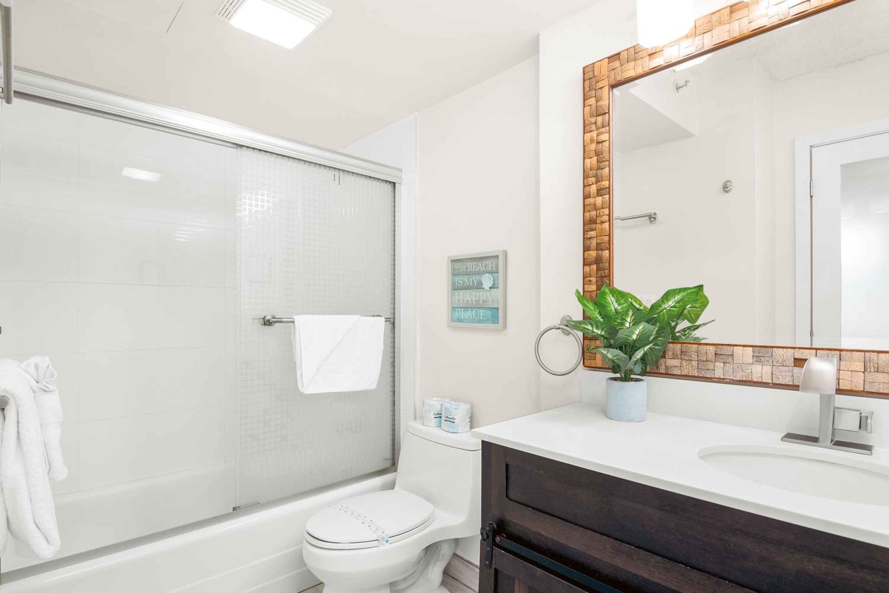 Free Parking, Close to Waikiki Beach, Pool & Hot Tub: One-Bedroom Apartment with Balcony and Mountain View photo