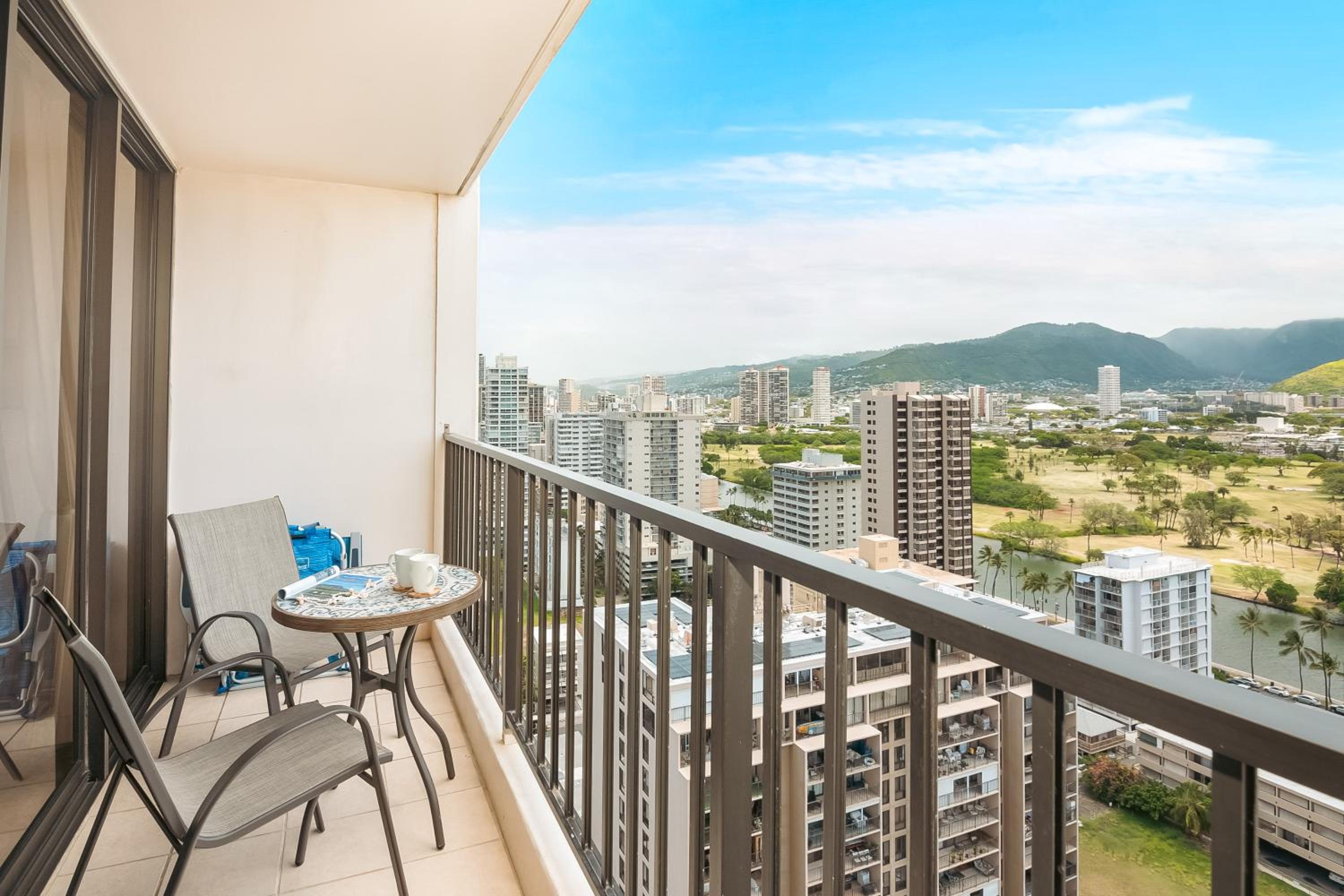 Free Parking, Close to Waikiki Beach, Pool & Hot Tub: One-Bedroom Apartment with Balcony and Mountain View photo