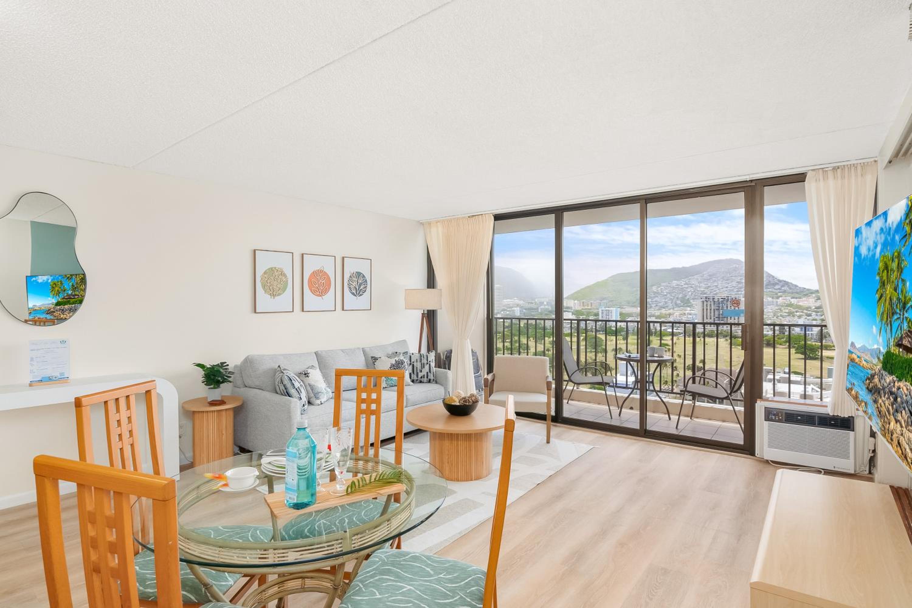 Free Parking, Close to Waikiki Beach, Pool & Hot Tub: One-Bedroom Apartment with Balcony and Mountain View photo