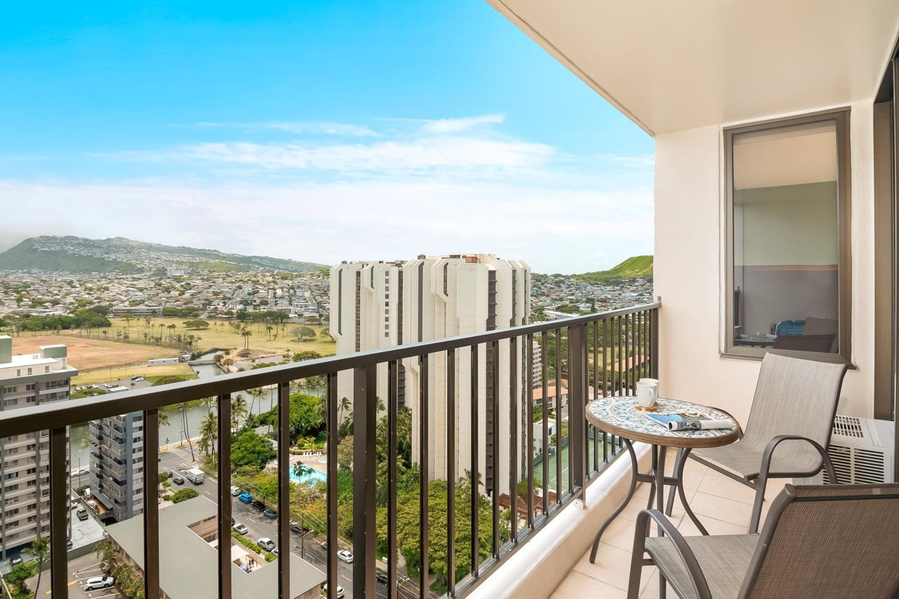 Free Parking, Close to Waikiki Beach, Pool & Hot Tub: One-Bedroom Apartment with Balcony and Mountain View photo