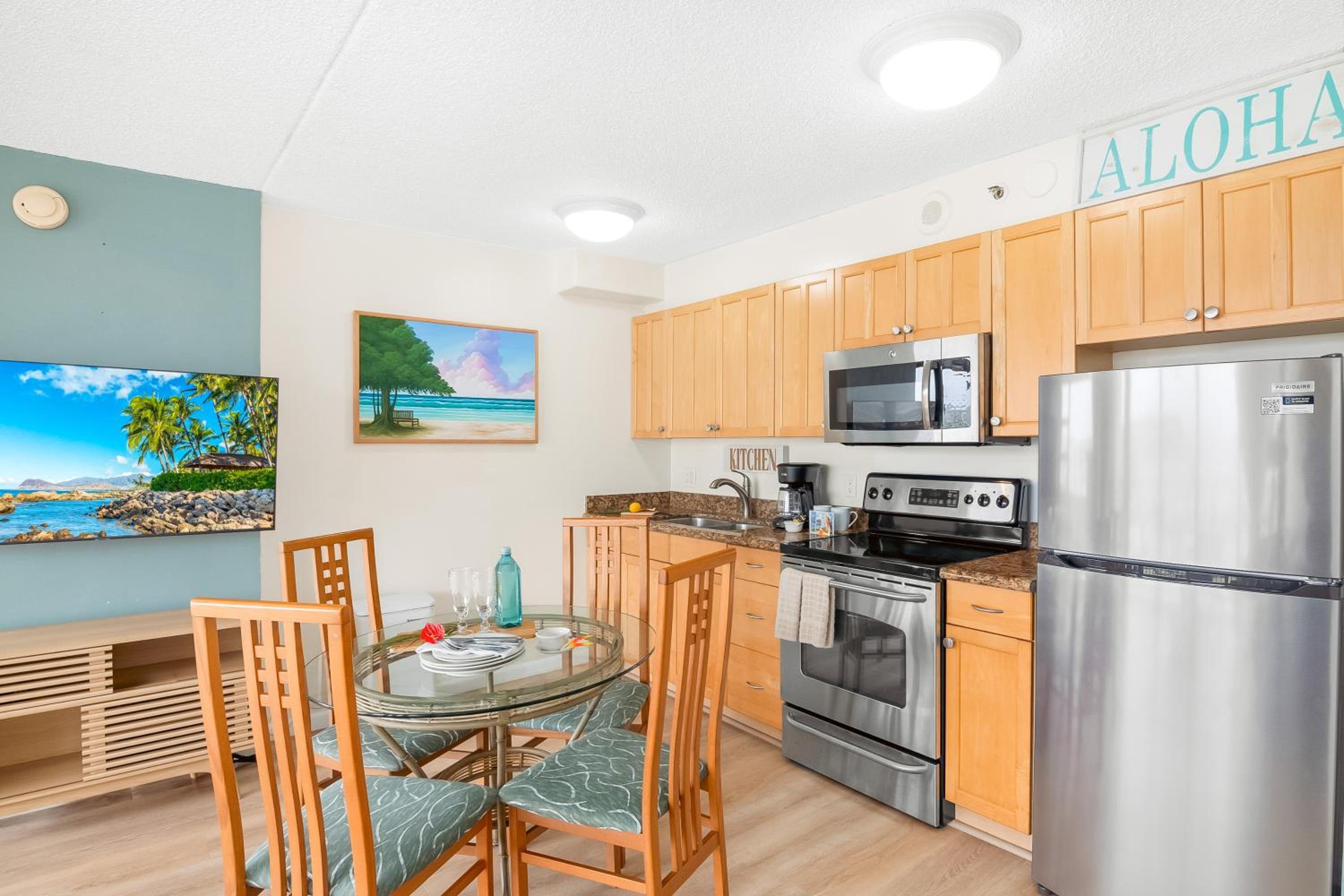 Free Parking, Close to Waikiki Beach, Pool & Hot Tub: One-Bedroom Apartment with Balcony and Mountain View photo