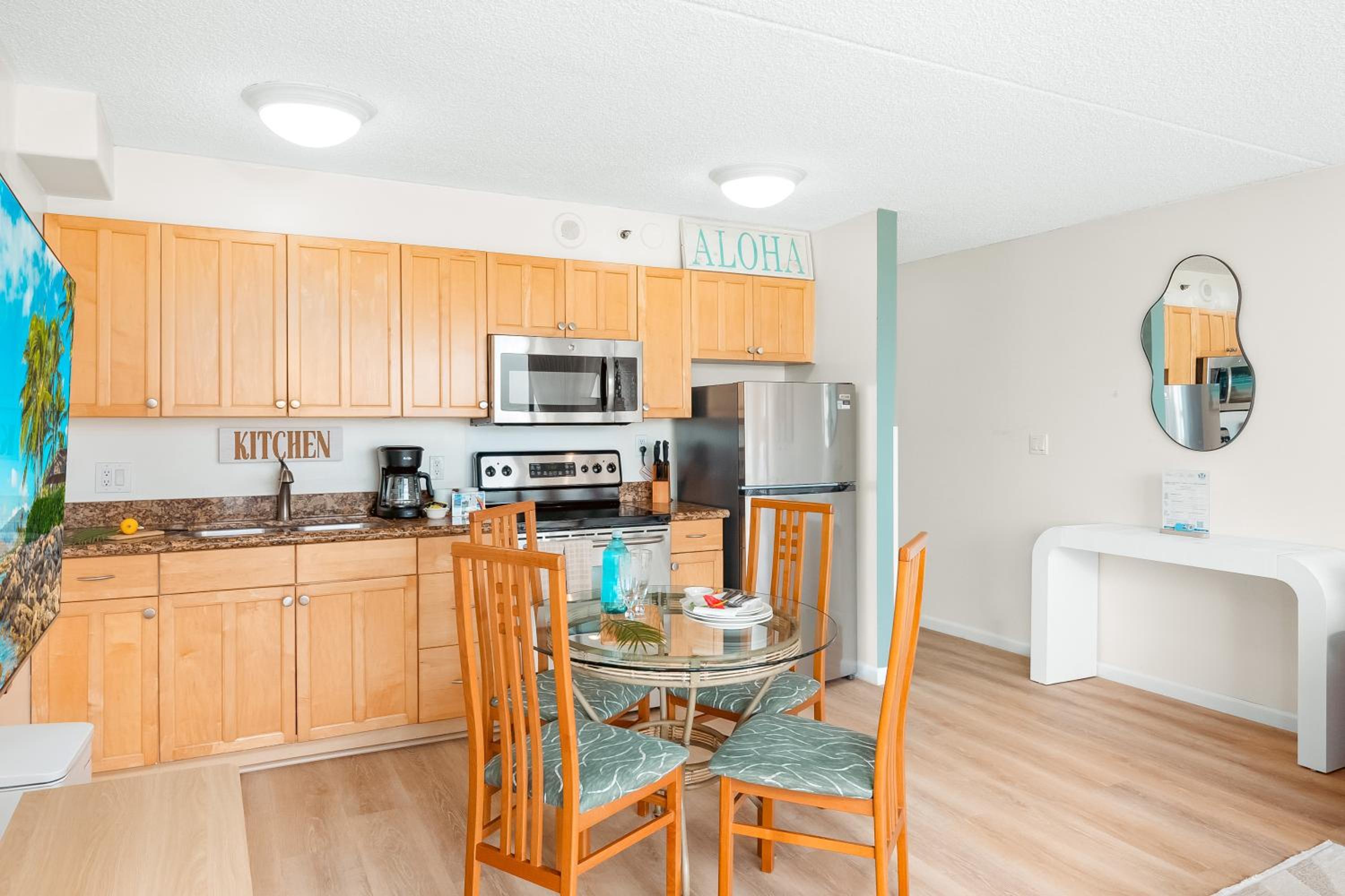 Free Parking, Close to Waikiki Beach, Pool & Hot Tub: One-Bedroom Apartment with Balcony and Mountain View photo
