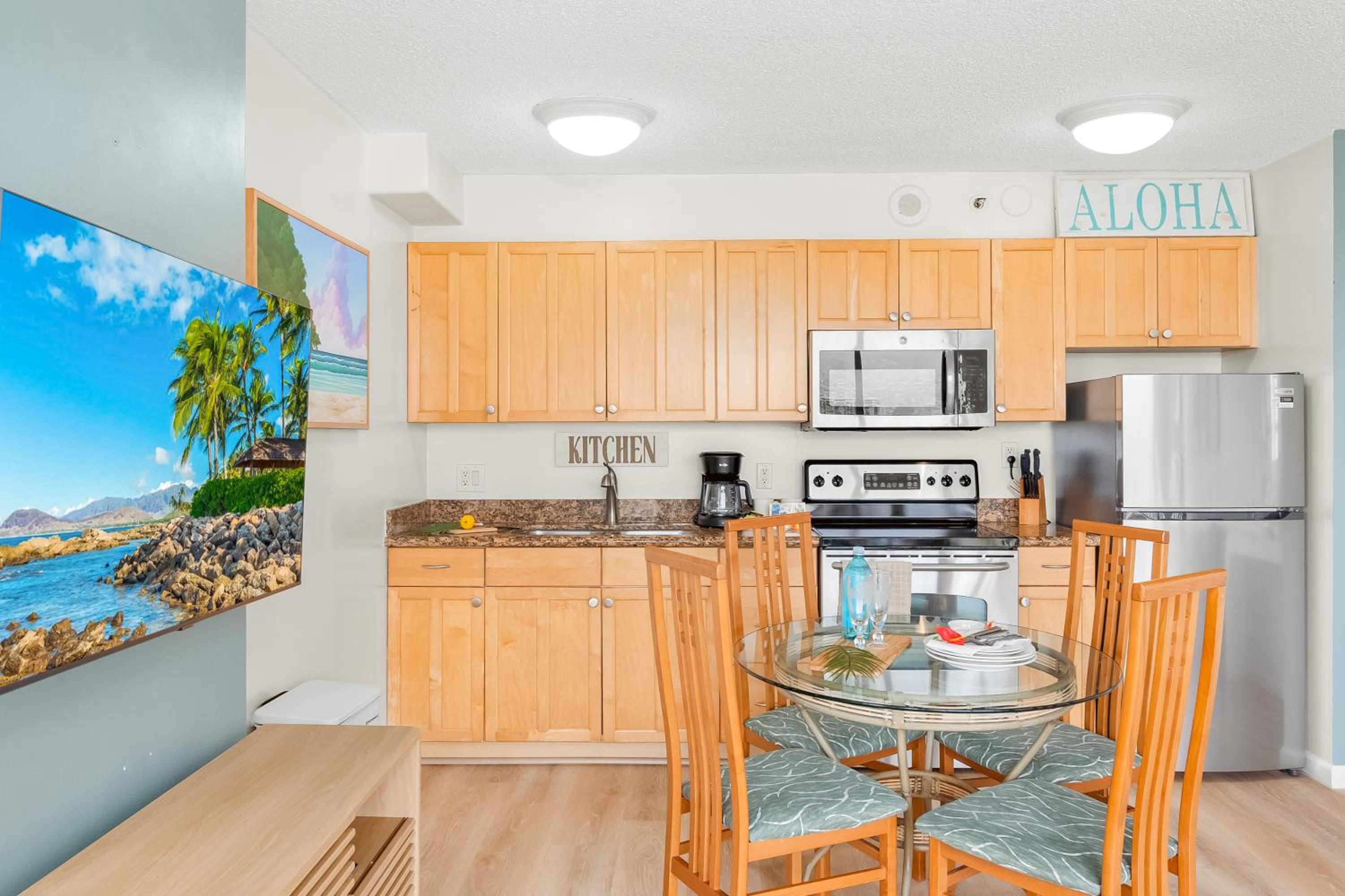 Free Parking, Close to Waikiki Beach, Pool & Hot Tub: One-Bedroom Apartment with Balcony and Mountain View photo