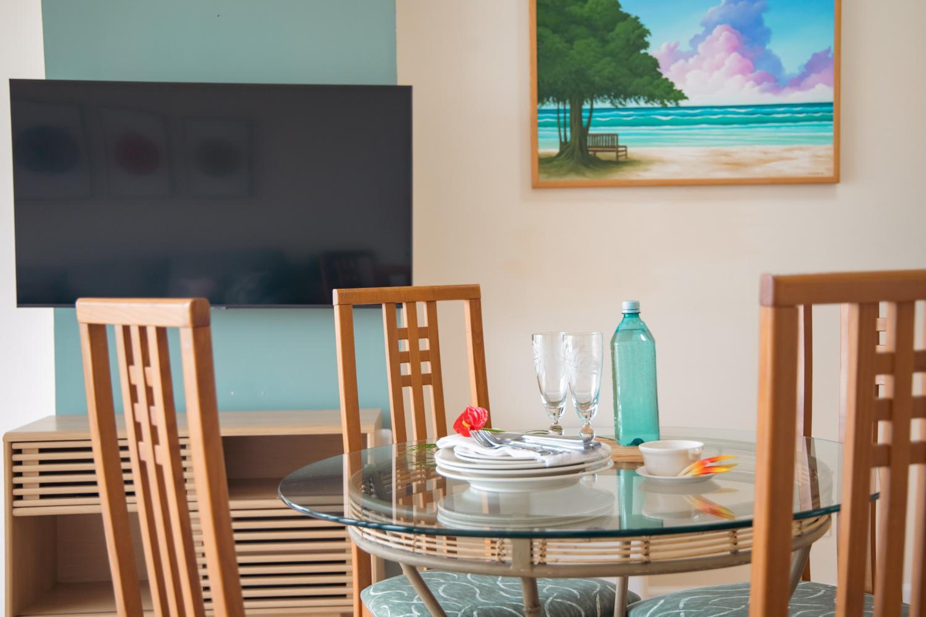 Free Parking, Close to Waikiki Beach, Pool & Hot Tub: One-Bedroom Apartment with Balcony and Mountain View photo