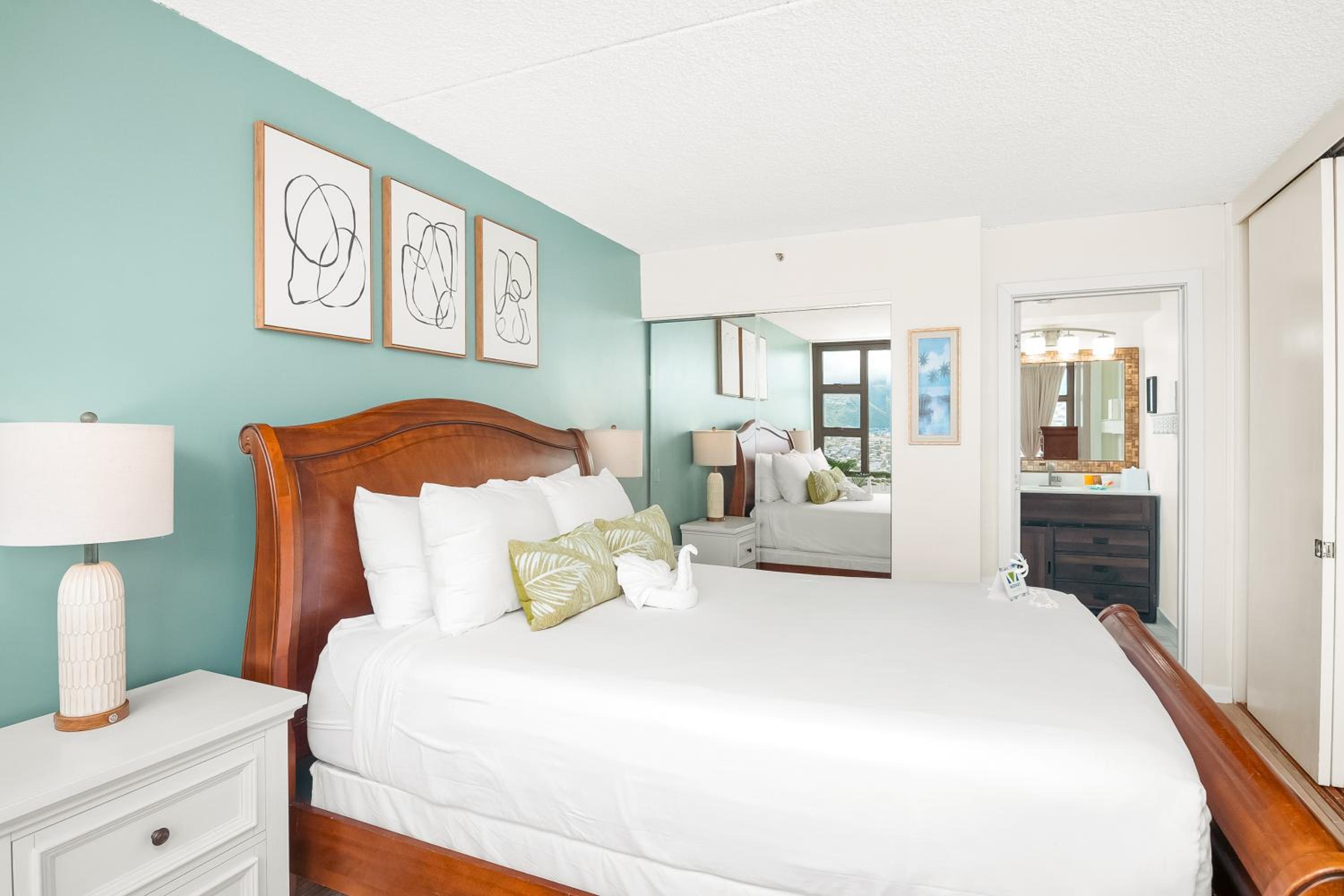 Free Parking, Close to Waikiki Beach, Pool & Hot Tub: One-Bedroom Apartment with Balcony and Mountain View photo