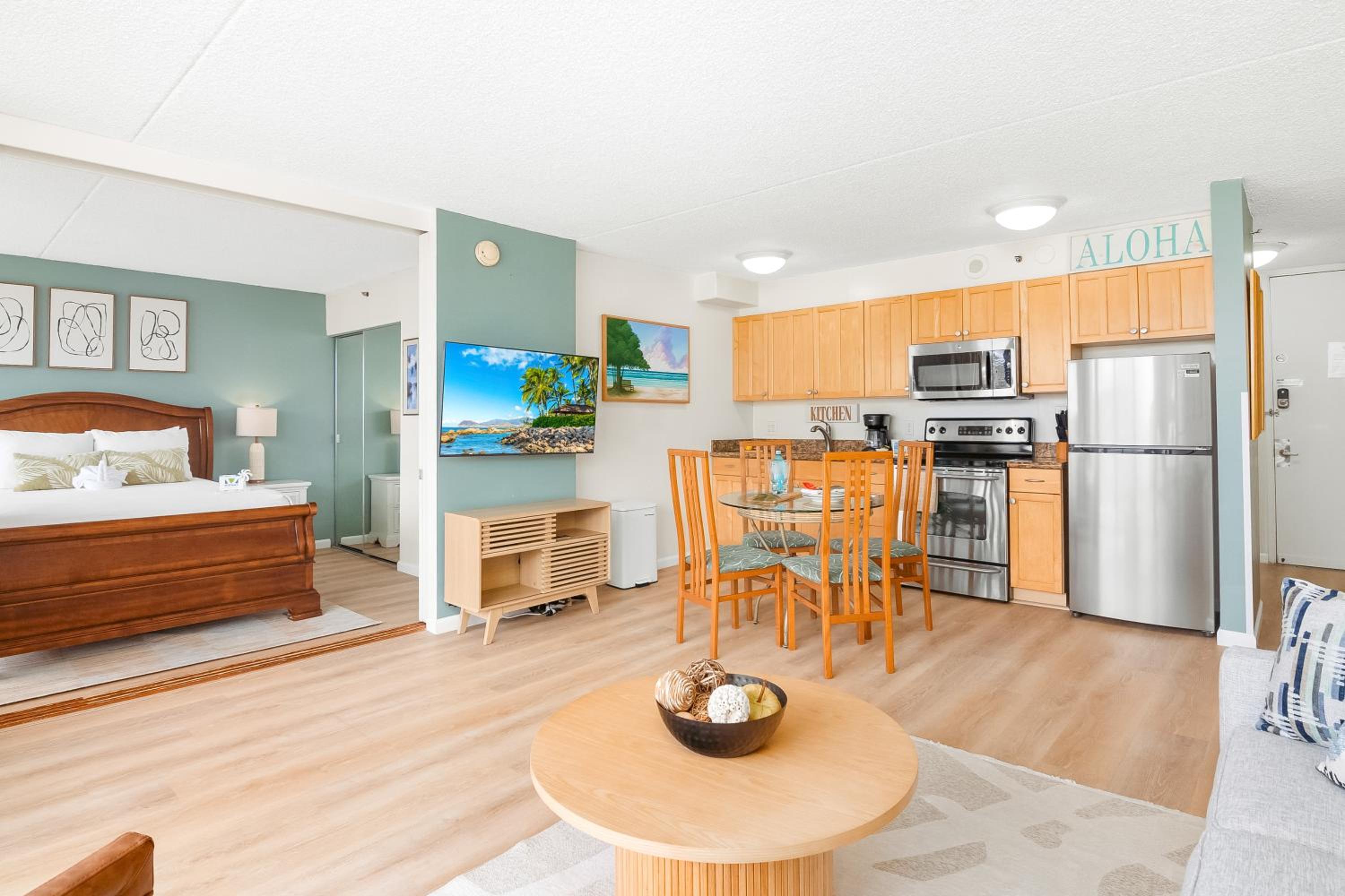 Free Parking, Close to Waikiki Beach, Pool & Hot Tub: One-Bedroom Apartment with Balcony and Mountain View photo