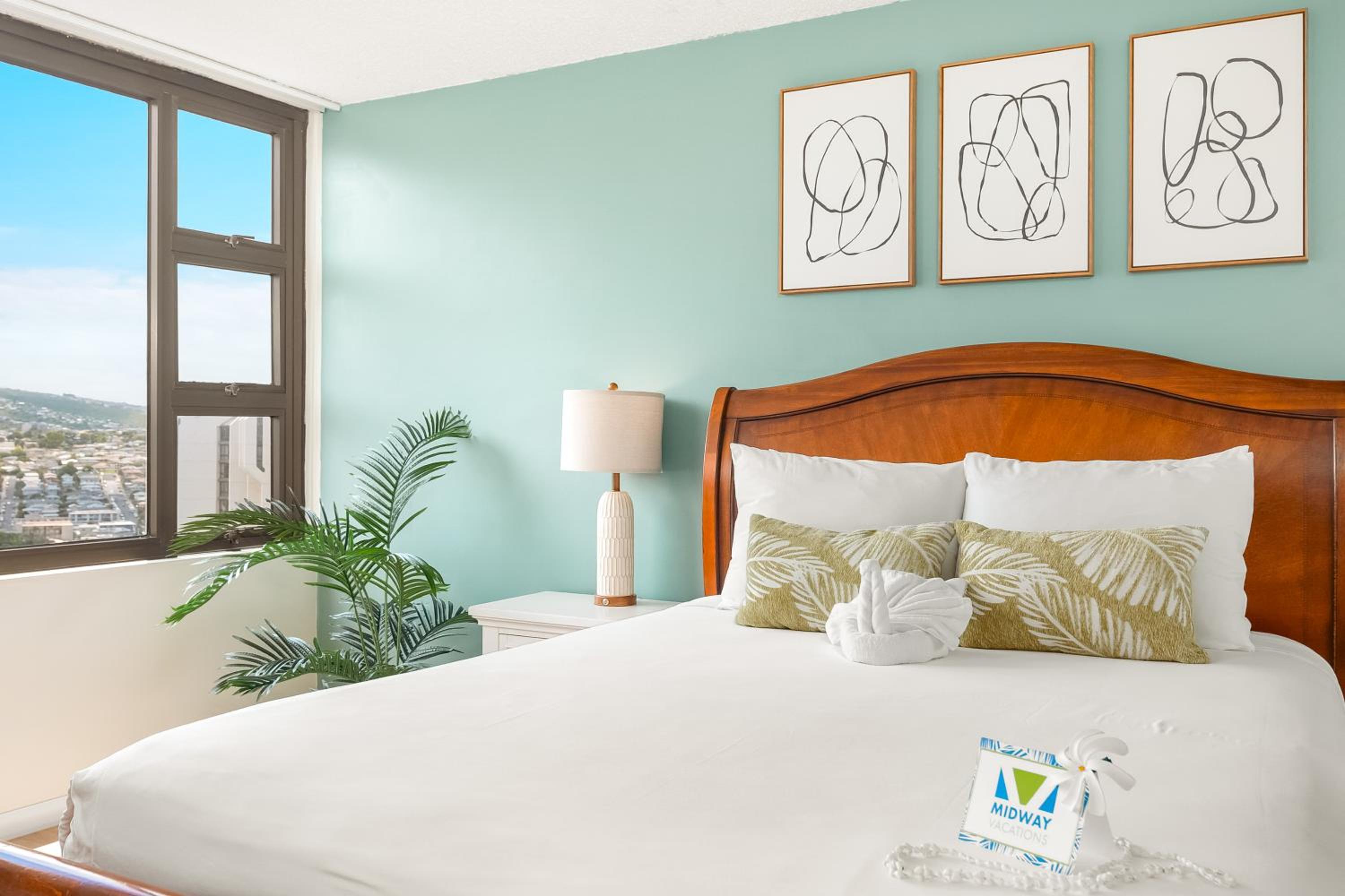 Free Parking, Close to Waikiki Beach, Pool & Hot Tub: One-Bedroom Apartment with Balcony and Mountain View photo