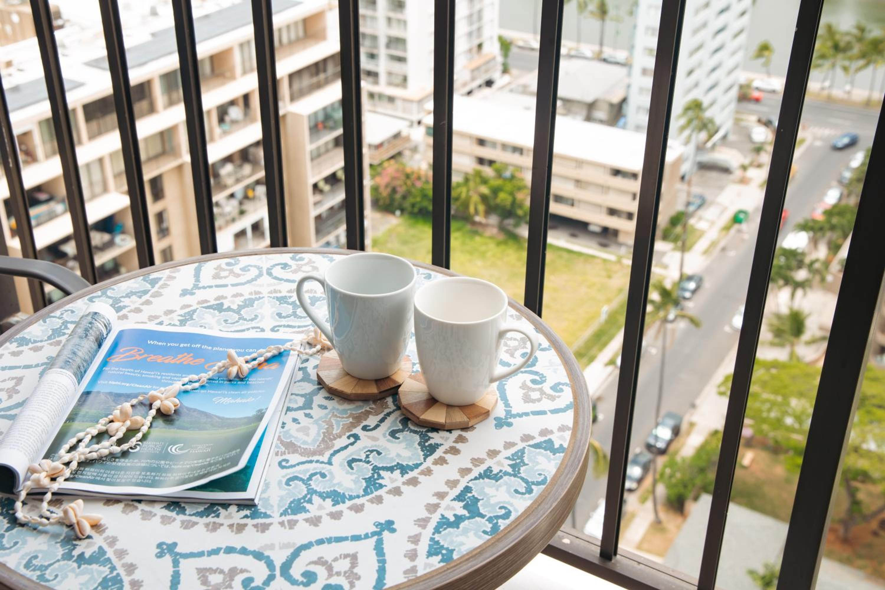 Free Parking, Close to Waikiki Beach, Pool & Hot Tub: One-Bedroom Apartment with Balcony and Mountain View photo