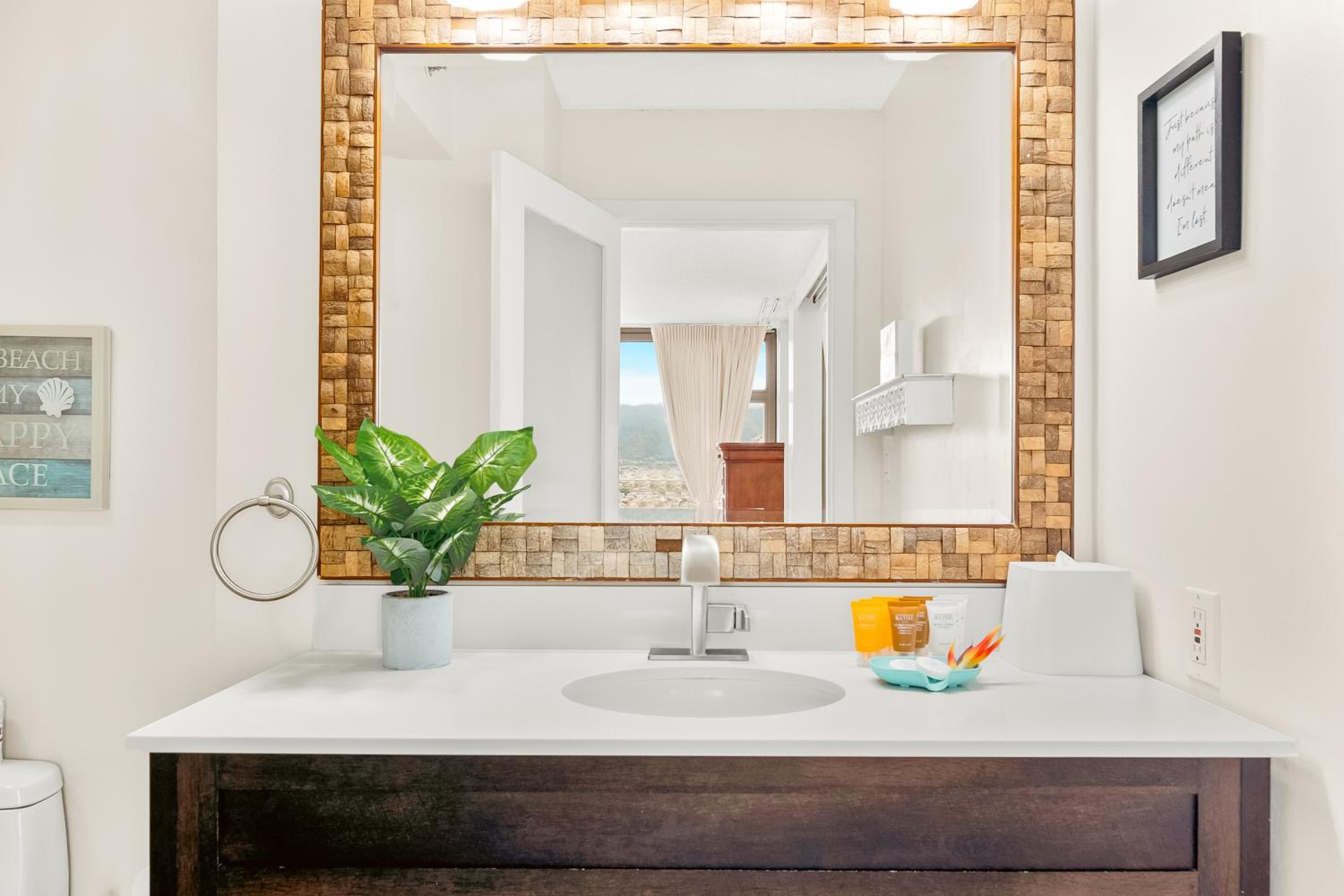 Free Parking, Close to Waikiki Beach, Pool & Hot Tub: One-Bedroom Apartment with Balcony and Mountain View photo