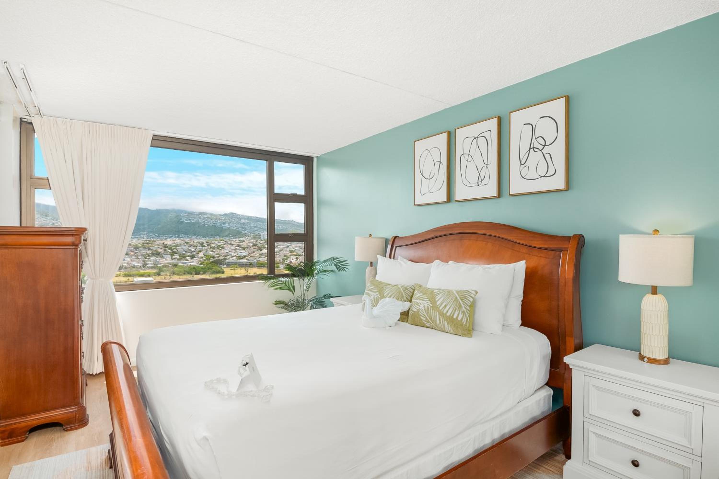 Free Parking, Close to Waikiki Beach, Pool & Hot Tub: One-Bedroom Apartment with Balcony and Mountain View photo