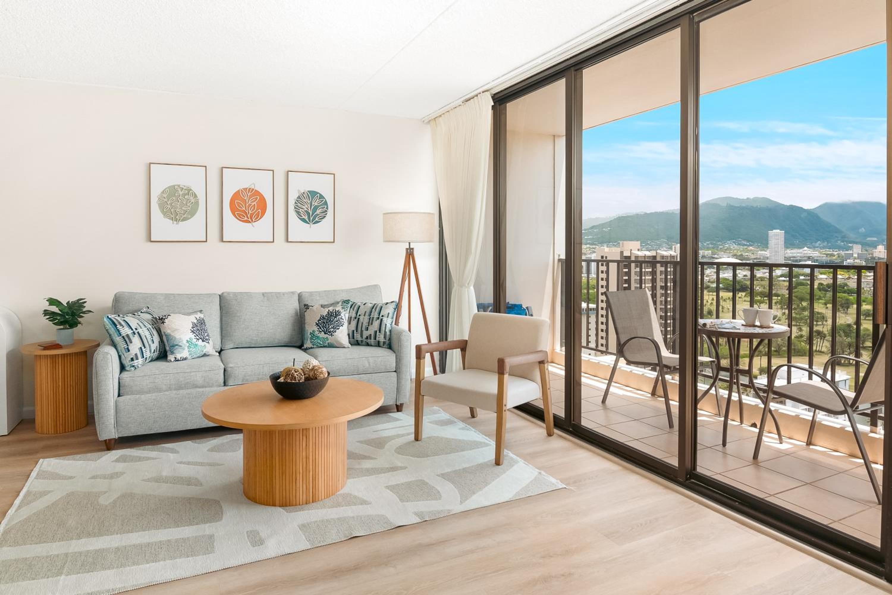 Free Parking, Close to Waikiki Beach, Pool & Hot Tub: One-Bedroom Apartment with Balcony and Mountain View photo