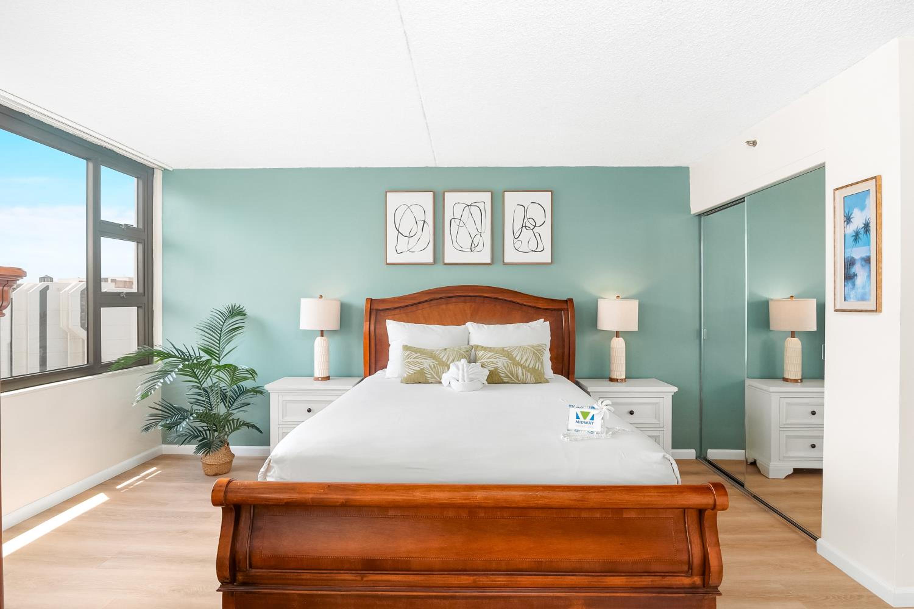 Free Parking, Close to Waikiki Beach, Pool & Hot Tub: One-Bedroom Apartment with Balcony and Mountain View photo