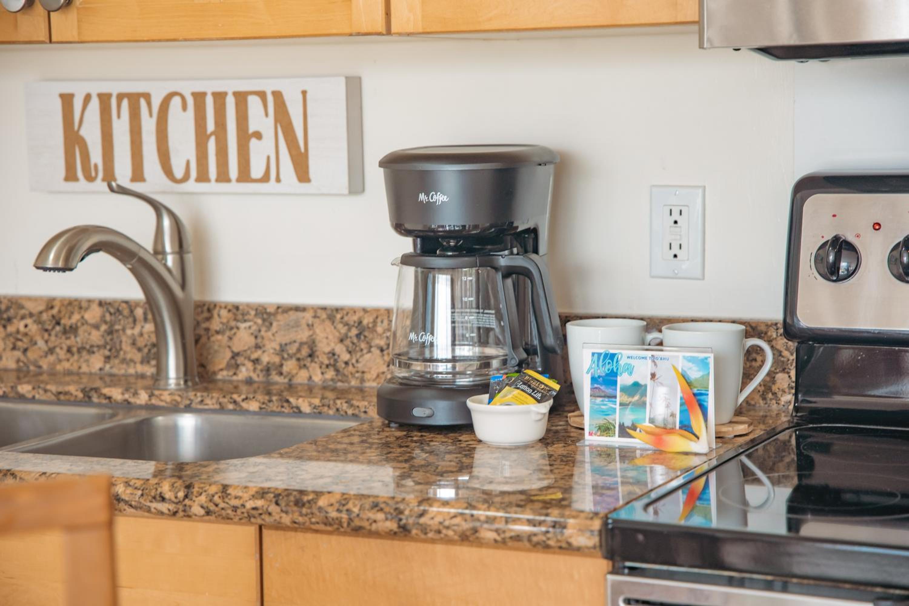 Free Parking, Close to Waikiki Beach, Pool & Hot Tub: One-Bedroom Apartment with Balcony and Mountain View photo