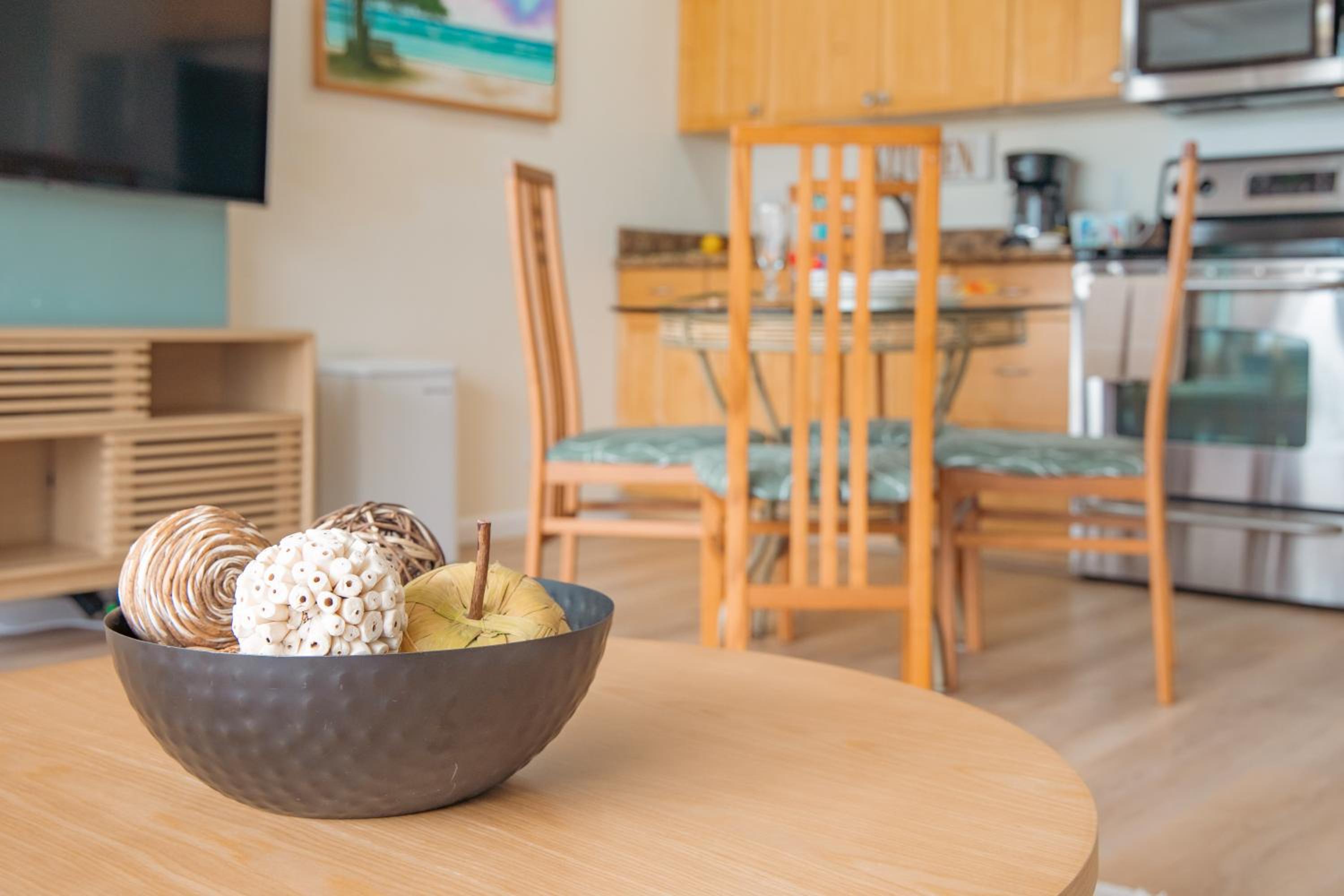 Free Parking, Close to Waikiki Beach, Pool & Hot Tub: One-Bedroom Apartment with Balcony and Mountain View photo