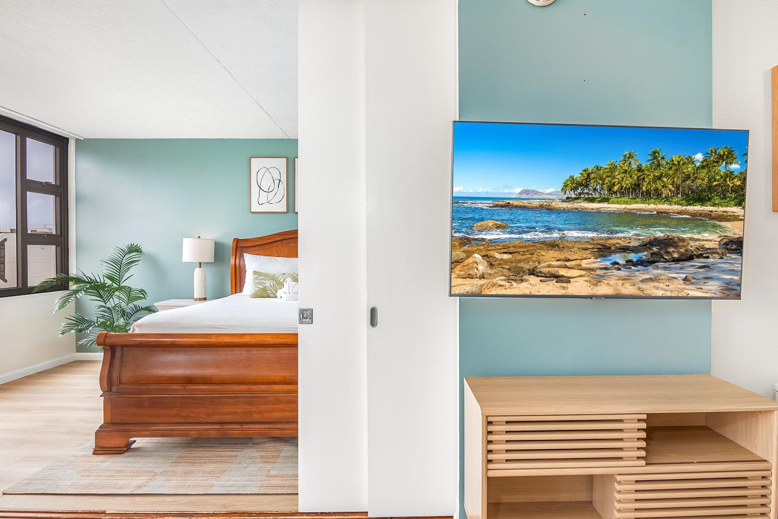 Free Parking, Close to Waikiki Beach, Pool & Hot Tub: One-Bedroom Apartment with Balcony and Mountain View photo