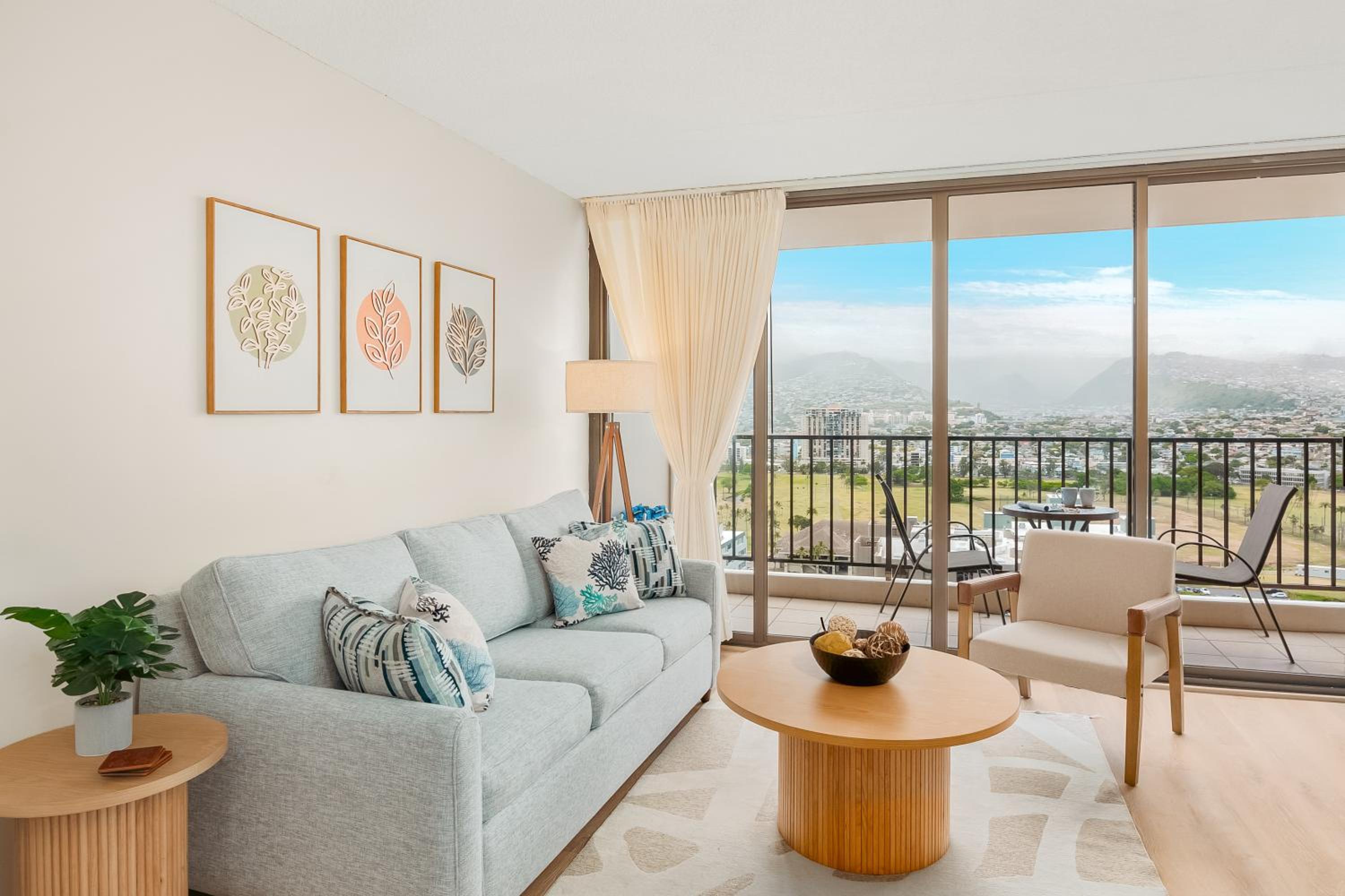 Free Parking, Close to Waikiki Beach, Pool & Hot Tub: One-Bedroom Apartment with Balcony and Mountain View photo