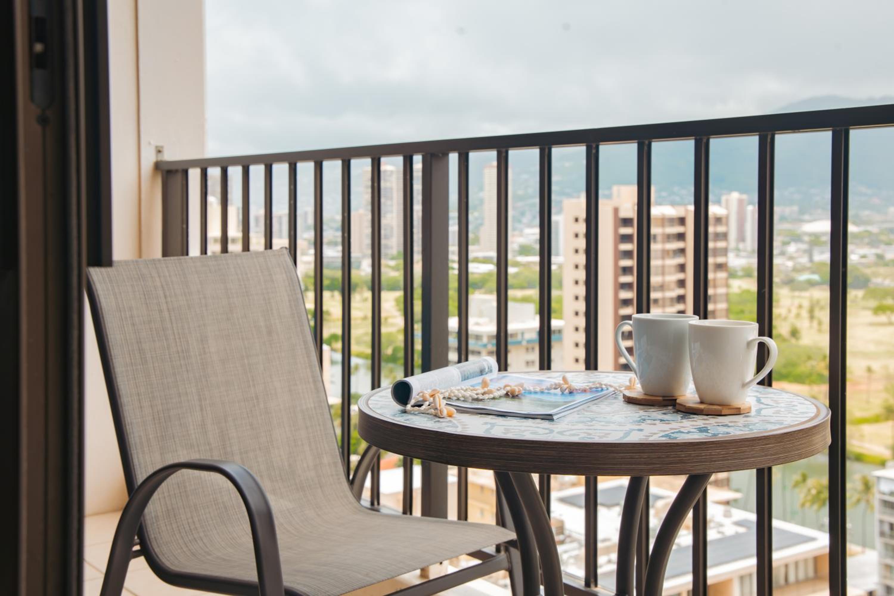 Free Parking, Close to Waikiki Beach, Pool & Hot Tub: One-Bedroom Apartment with Balcony and Mountain View photo