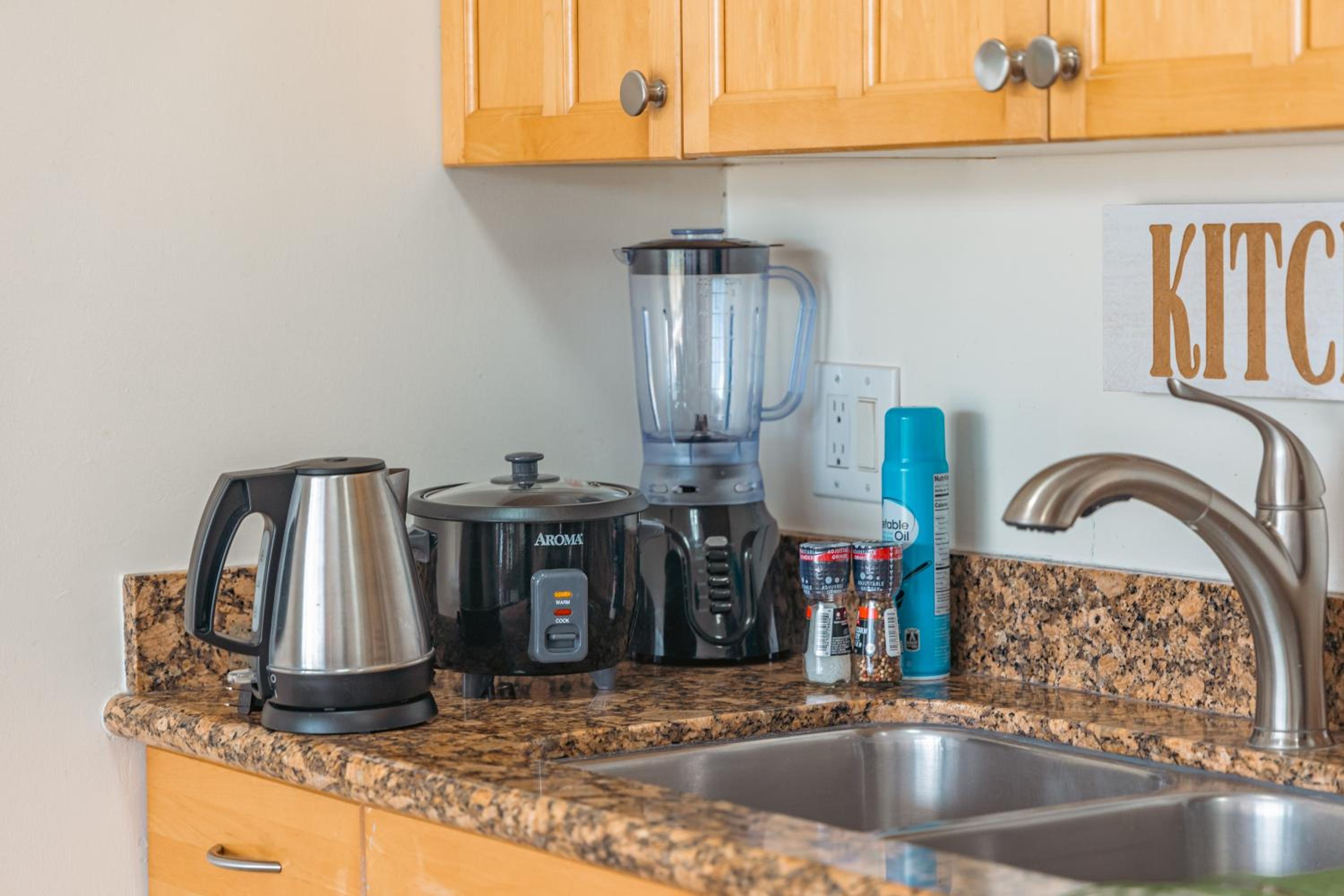 Free Parking, Close to Waikiki Beach, Pool & Hot Tub: One-Bedroom Apartment with Balcony and Mountain View photo