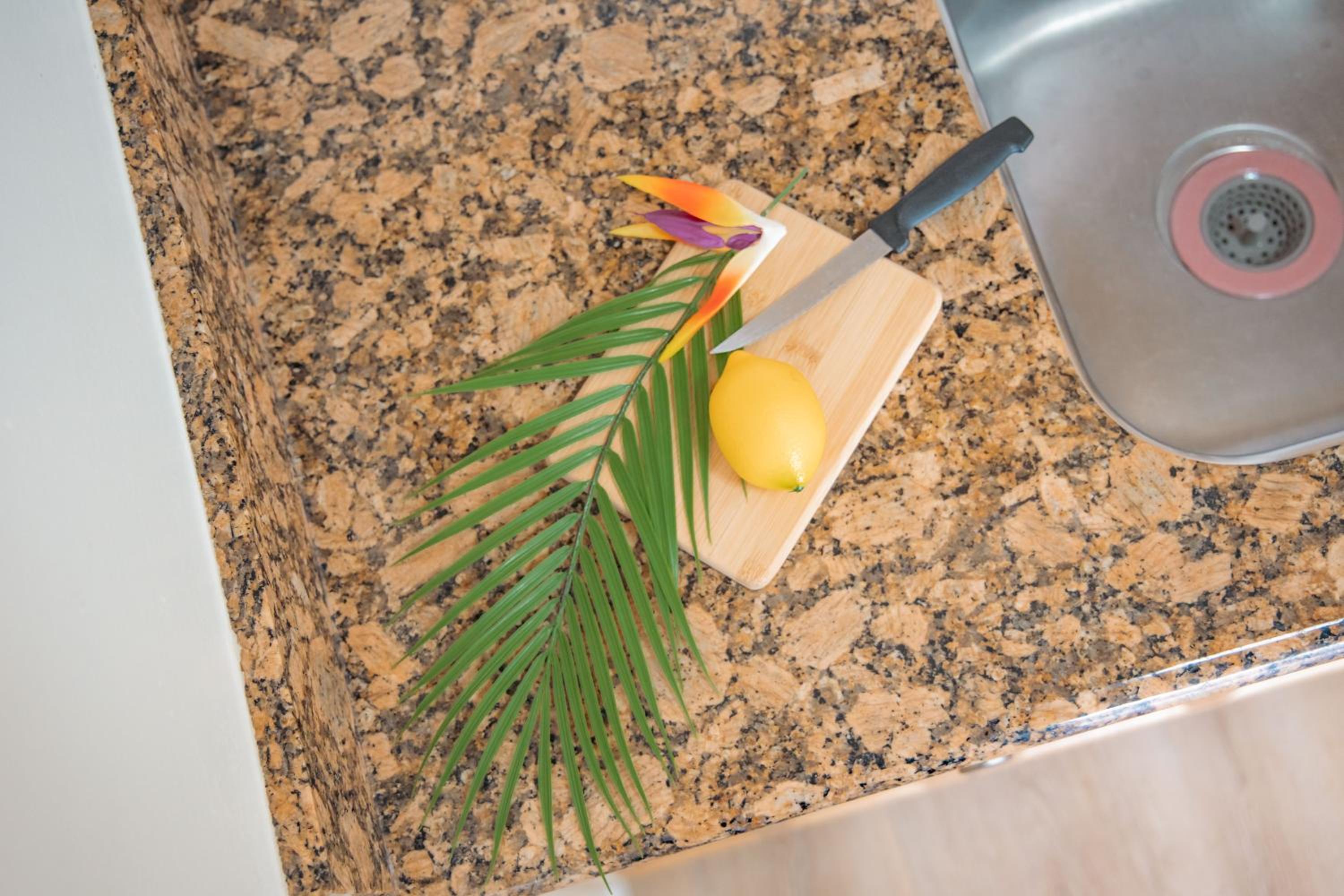 Free Parking, Close to Waikiki Beach, Pool & Hot Tub: One-Bedroom Apartment with Balcony and Mountain View photo