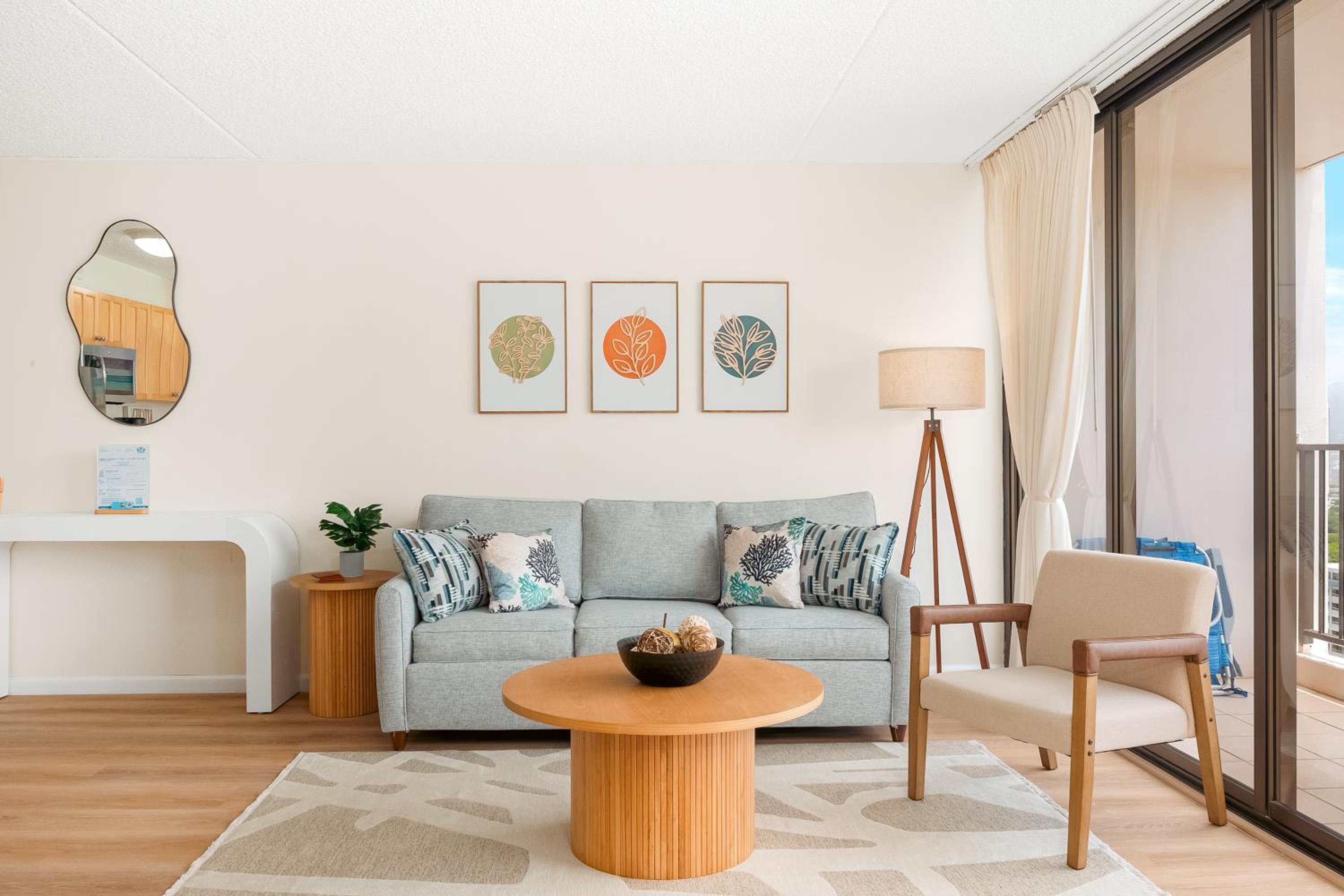 Free Parking, Close to Waikiki Beach, Pool & Hot Tub: One-Bedroom Apartment with Balcony and Mountain View photo