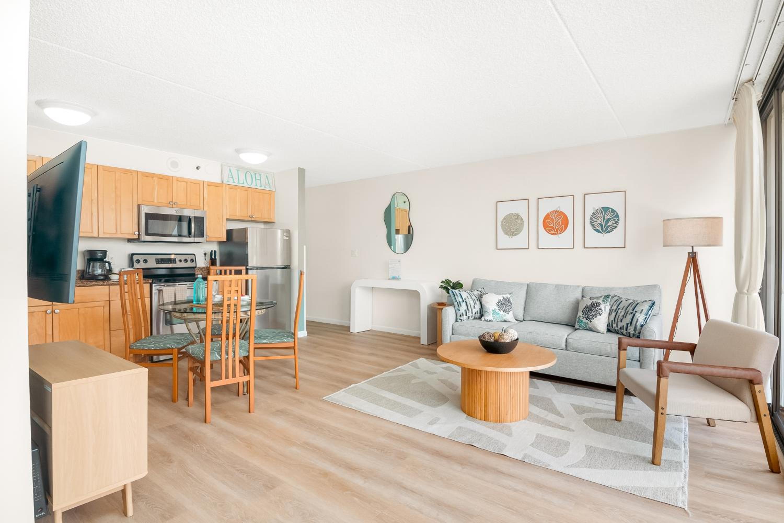 Free Parking, Close to Waikiki Beach, Pool & Hot Tub: One-Bedroom Apartment with Balcony and Mountain View photo