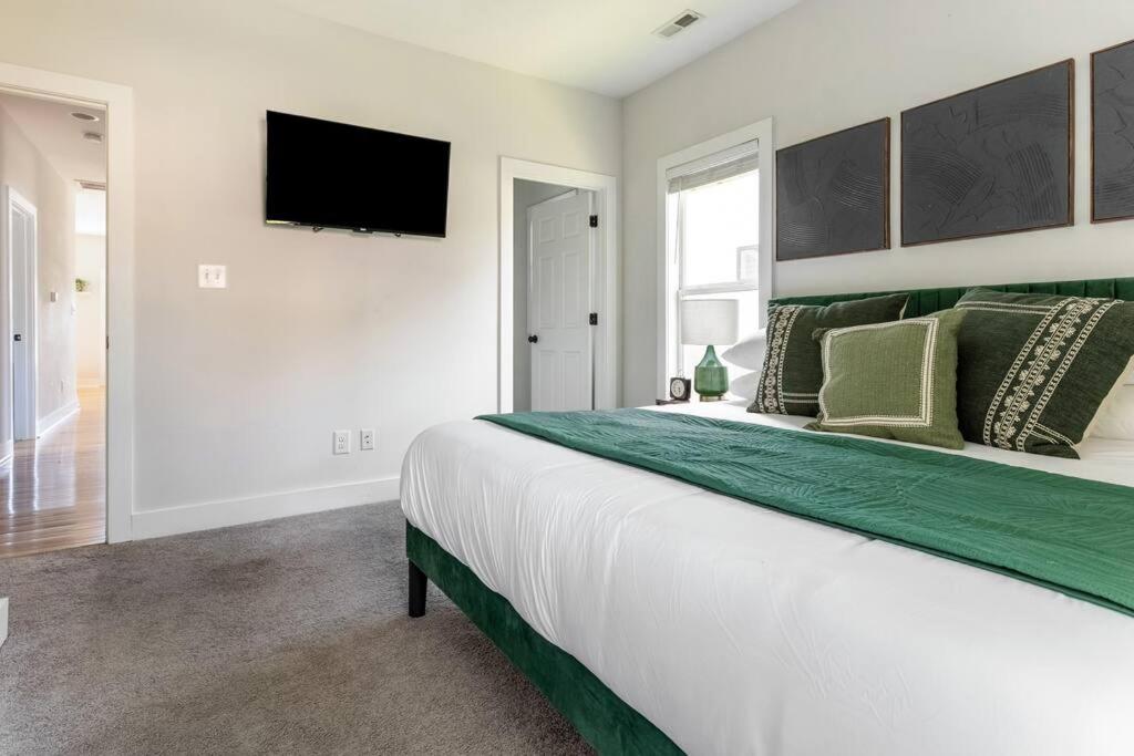 Three-Bedroom House photo 3