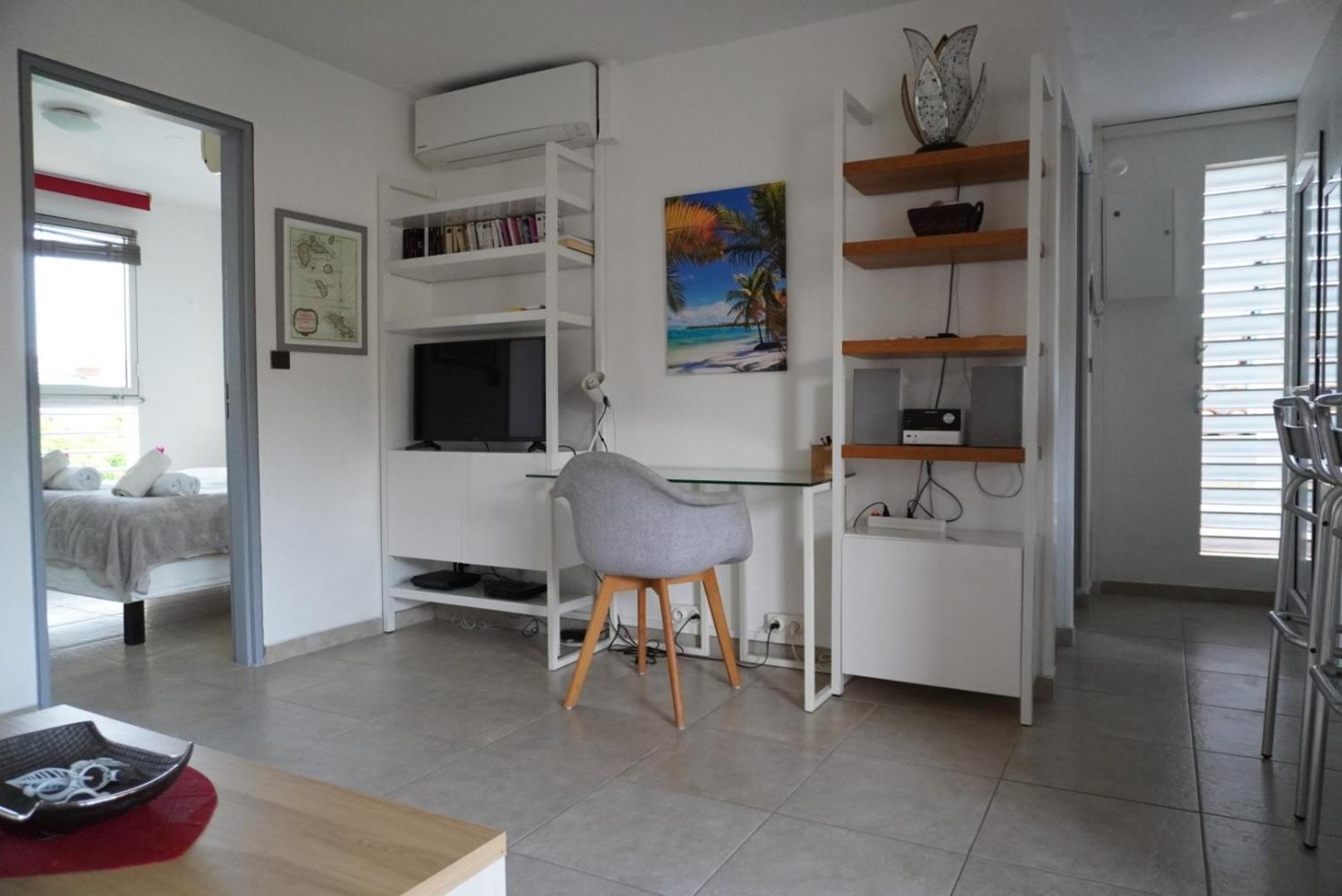 One-Bedroom Apartment photo 3