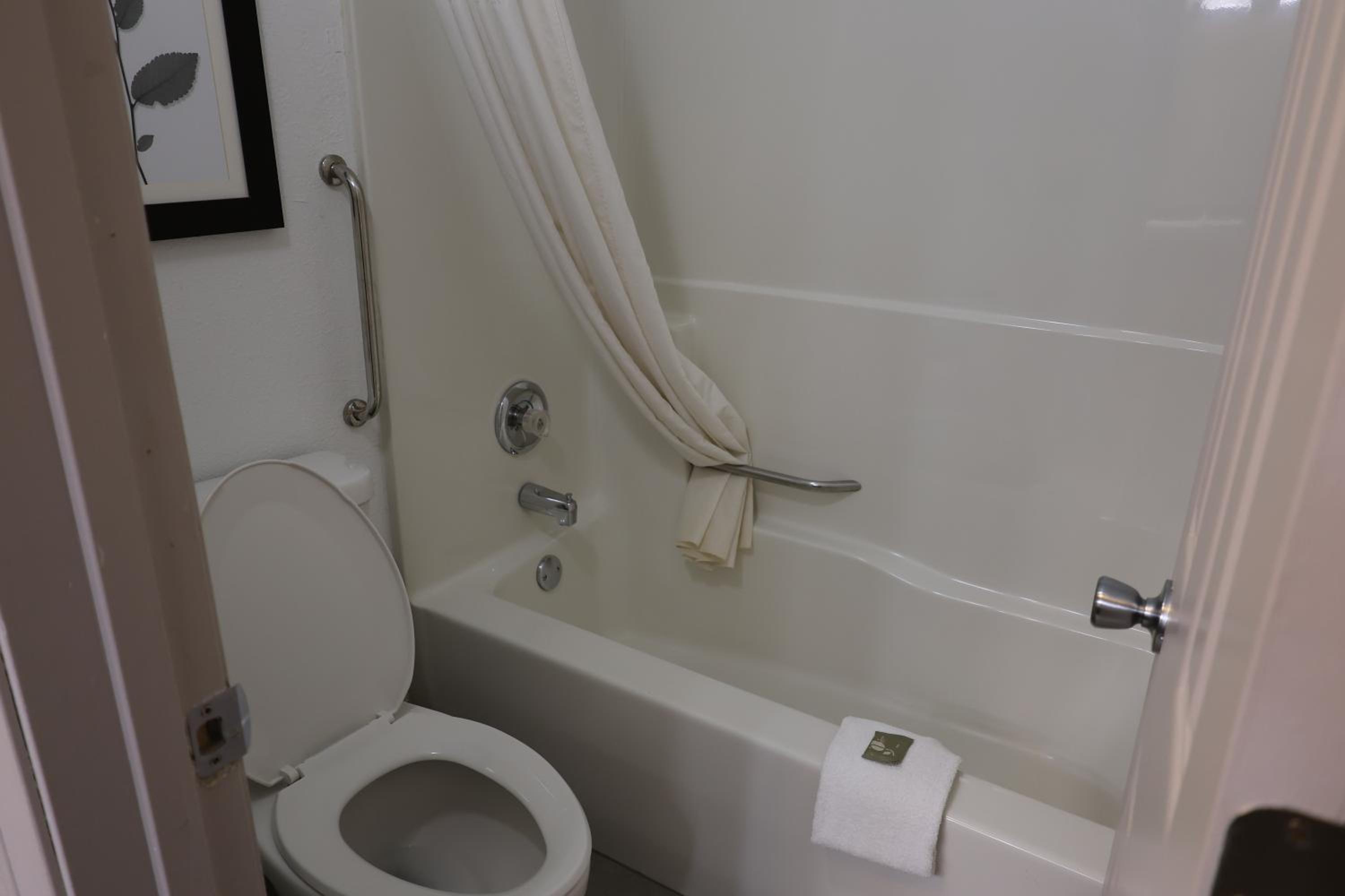 King Suite with Whirlpool photo 2