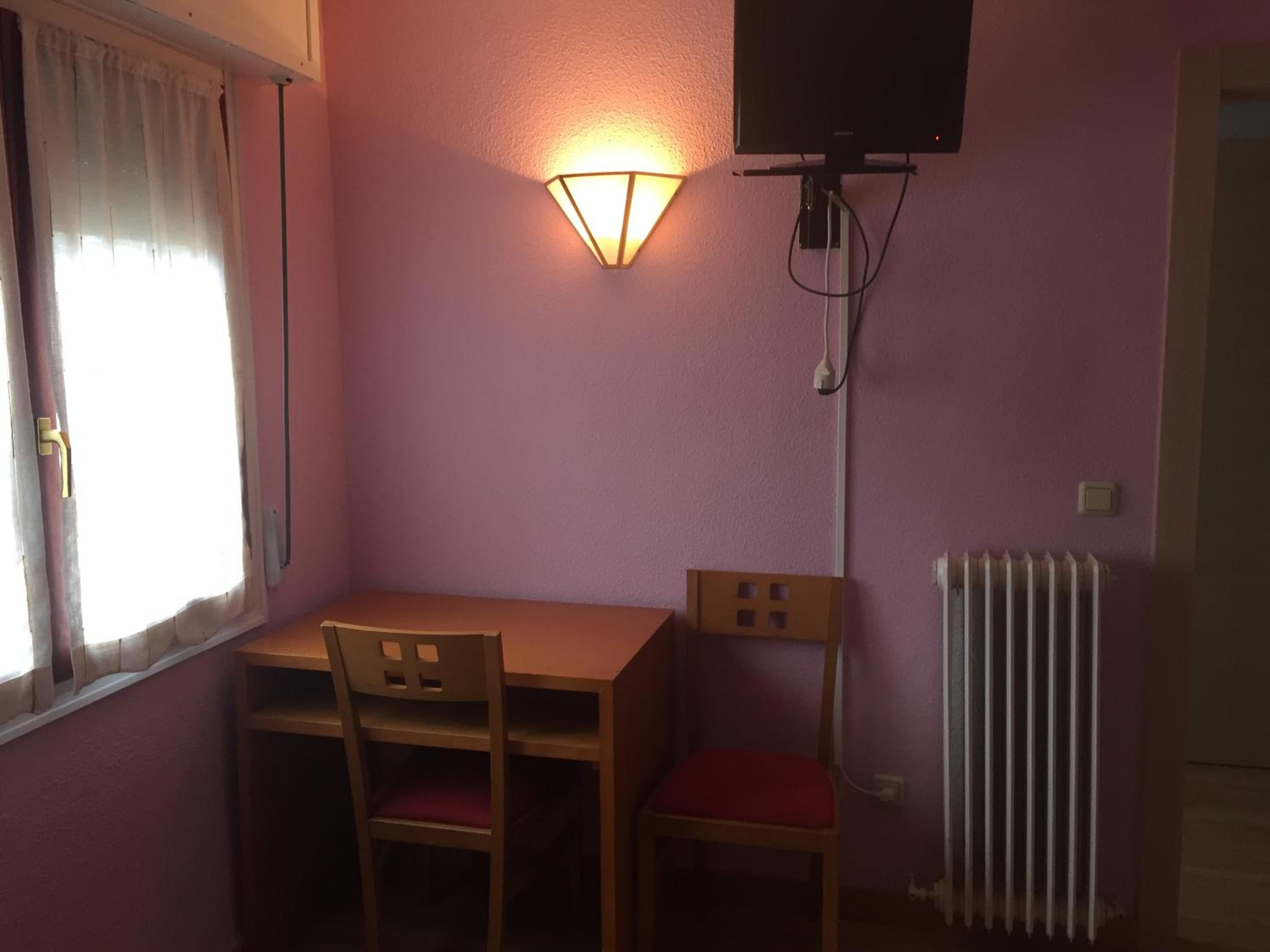Large Double Room - Photo 6
