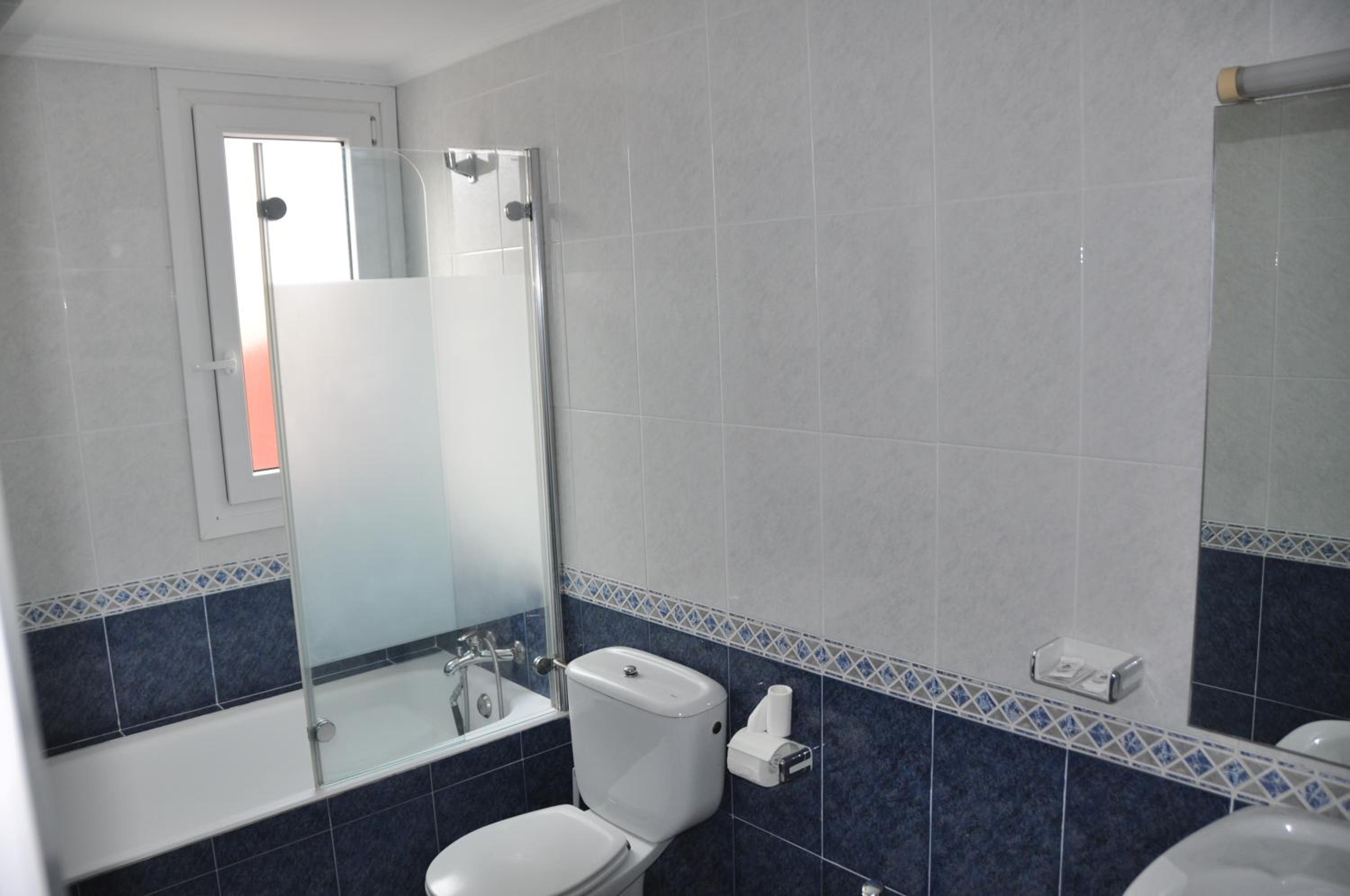 Large Double Room - Photo 4